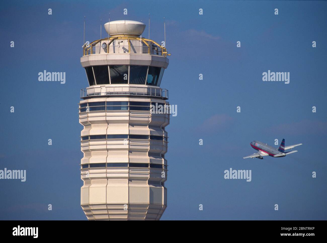 WASHINGTON, DC, USA - 26. SEPTEMBER 1997 - der kommerzielle Jetliner USAir passiert den Kontrollturm am Reagan National Airport DCA. Stockfoto