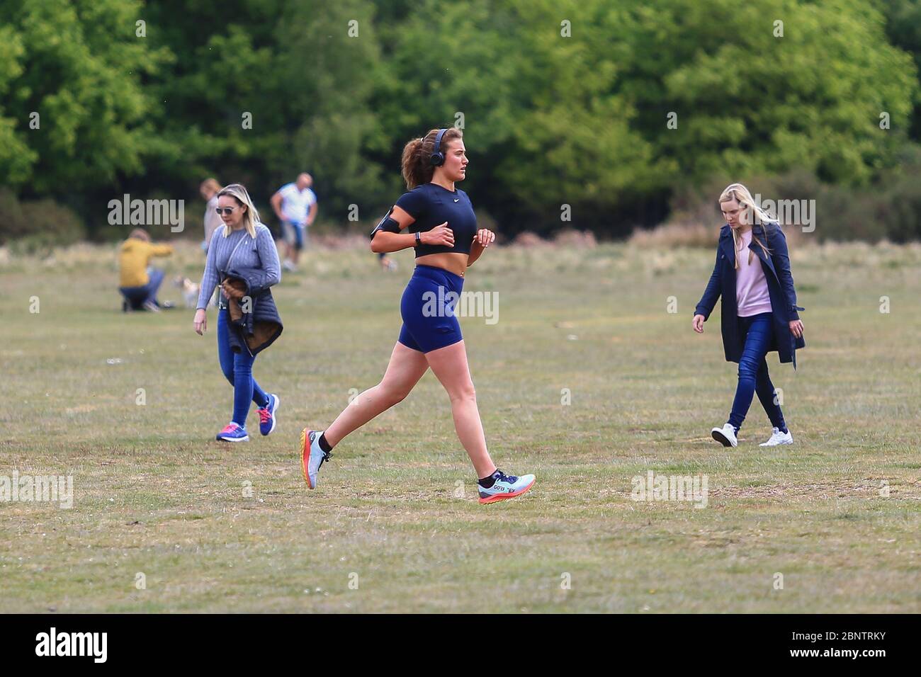 Sutton Park, Birmingham, Großbritannien. Mai 2020. Eine Frau joggt im Sutton Park, Birmingham, während die Menschen mehr Freiheit in der Sperrung genießen. Quelle: Peter Lopeman/Alamy Live News Stockfoto