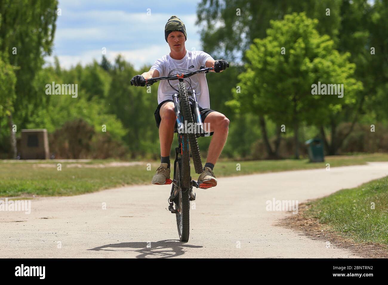 Sutton Park, Birmingham, Großbritannien. Mai 2020. Ein junger Mann zeigt seine Radfahrkünste bei einer Fahrt im Sutton Park, Birmingham. Quelle: Peter Lopeman/Alamy Live News Stockfoto