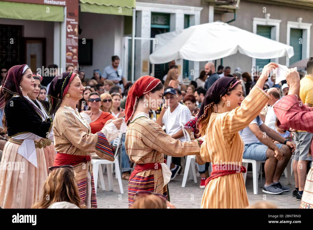 ARSOS, ZYPERN - 30. SEPTEMBER 2018: Volkstänzer in Nationaltrachten während des 'Palouze' Festivals im Dorf Arsos. Limassol District, Zypern Stockfoto