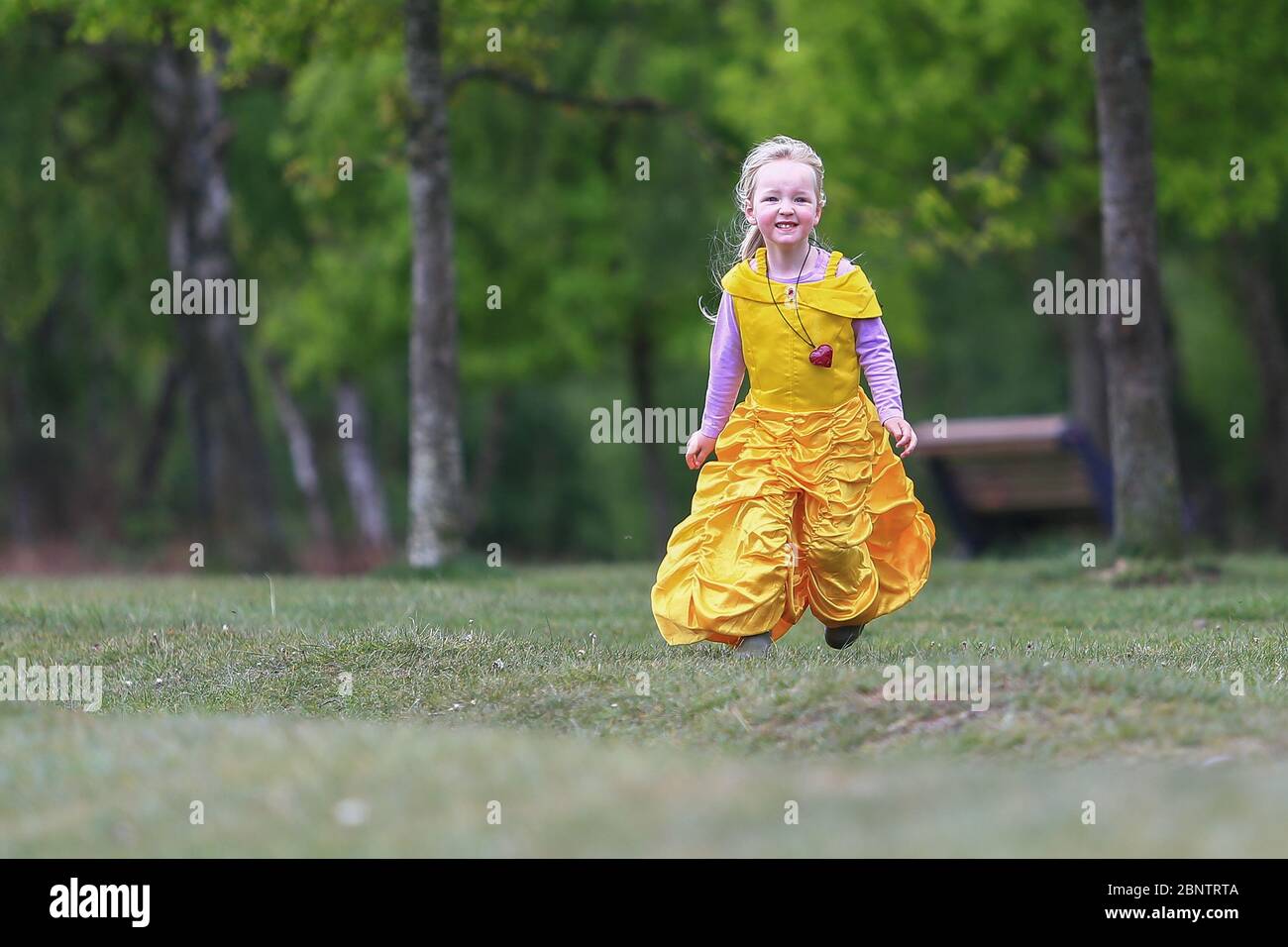 Sutton Park, Birmingham, Großbritannien. Mai 2020. Die 4-jährige Francesca genießt einen verspielten Lauf in ihrem Kostüm im Sutton Park, Birmingham. Quelle: Peter Lopeman/Alamy Live News Stockfoto