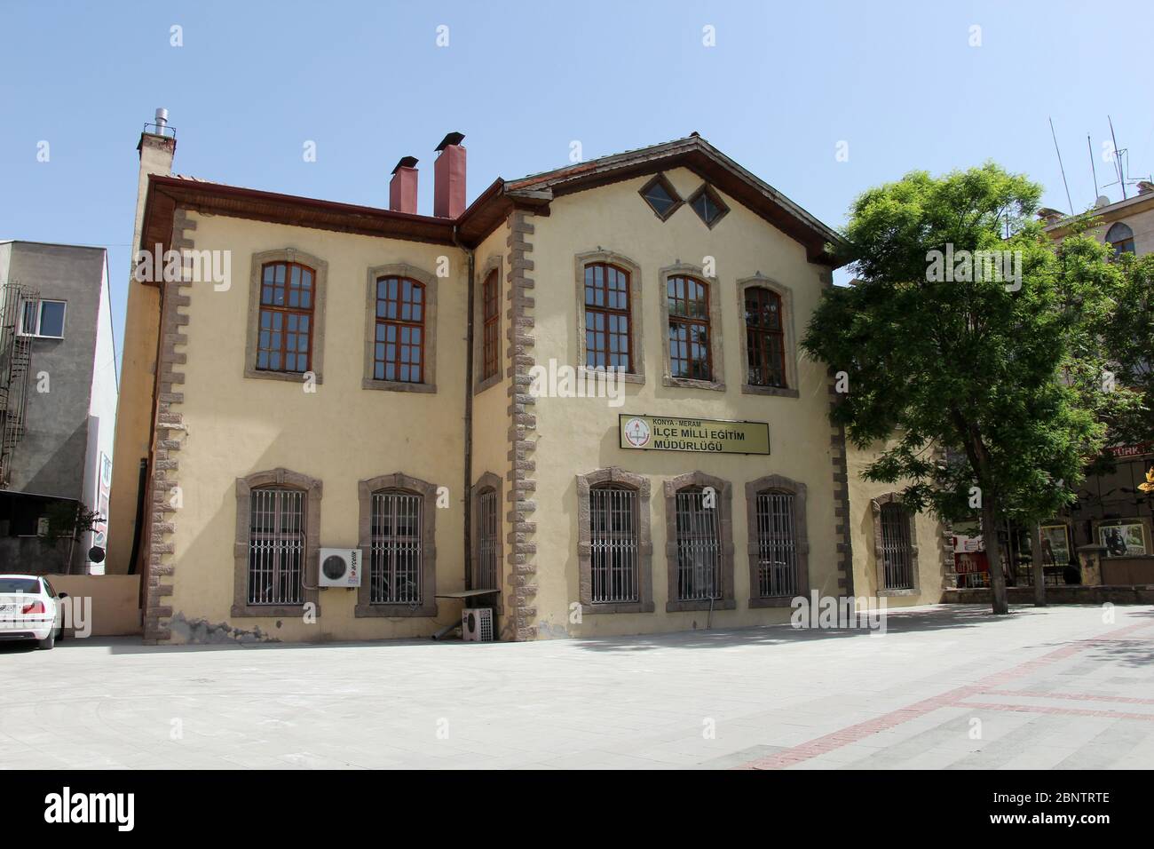 Das Gebäude der Meram Education Direction wurde 1907 während der osmanischen Zeit als Schule errichtet. Das Gebäude wurde von griechischen Minderheiten gebaut. Stockfoto