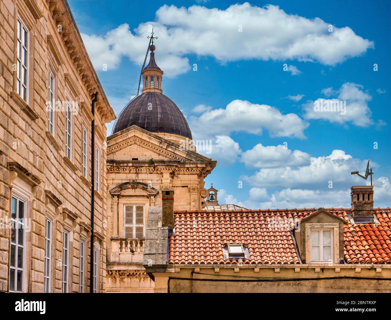 Die elegante Architektur der Altstadt von Dubrovnik, mit Kalksteinfassaden, einem restaurierten Dach und dem Kuppeldach der Dubrovnik Kathedrale. Stockfoto