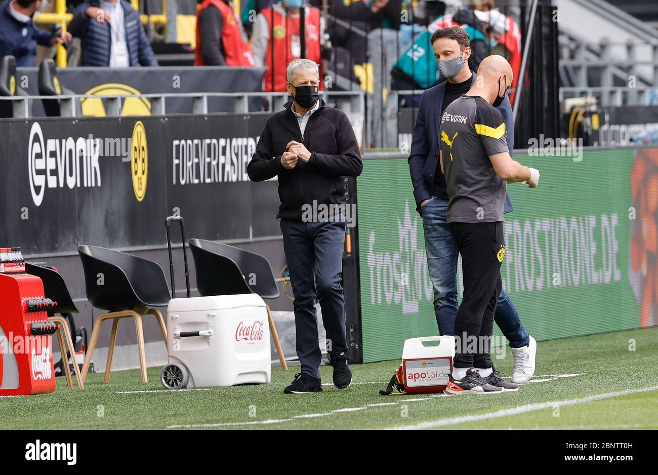 Signal Iduna Arena Dortmund Deutschland, Fußball: Deutsche Bundesliga, Borussia Dortmund (BVB, gelb) gegen Schalke 04 (S04, blau) - BVB-Trainer Lucien Favre mit Maske. Aufgrund der Corona Pandemie werden alle Fußballligaspiele ohne Zuschauer in leeren Stadien gespielt Foto: Ralf Ibing/firosportphoto/POOL nur für redaktionelle Verwendung! Die DFL-Bestimmungen verbieten die Verwendung von Fotos als Bildsequenzen und/oder quasi-Video. Stockfoto
