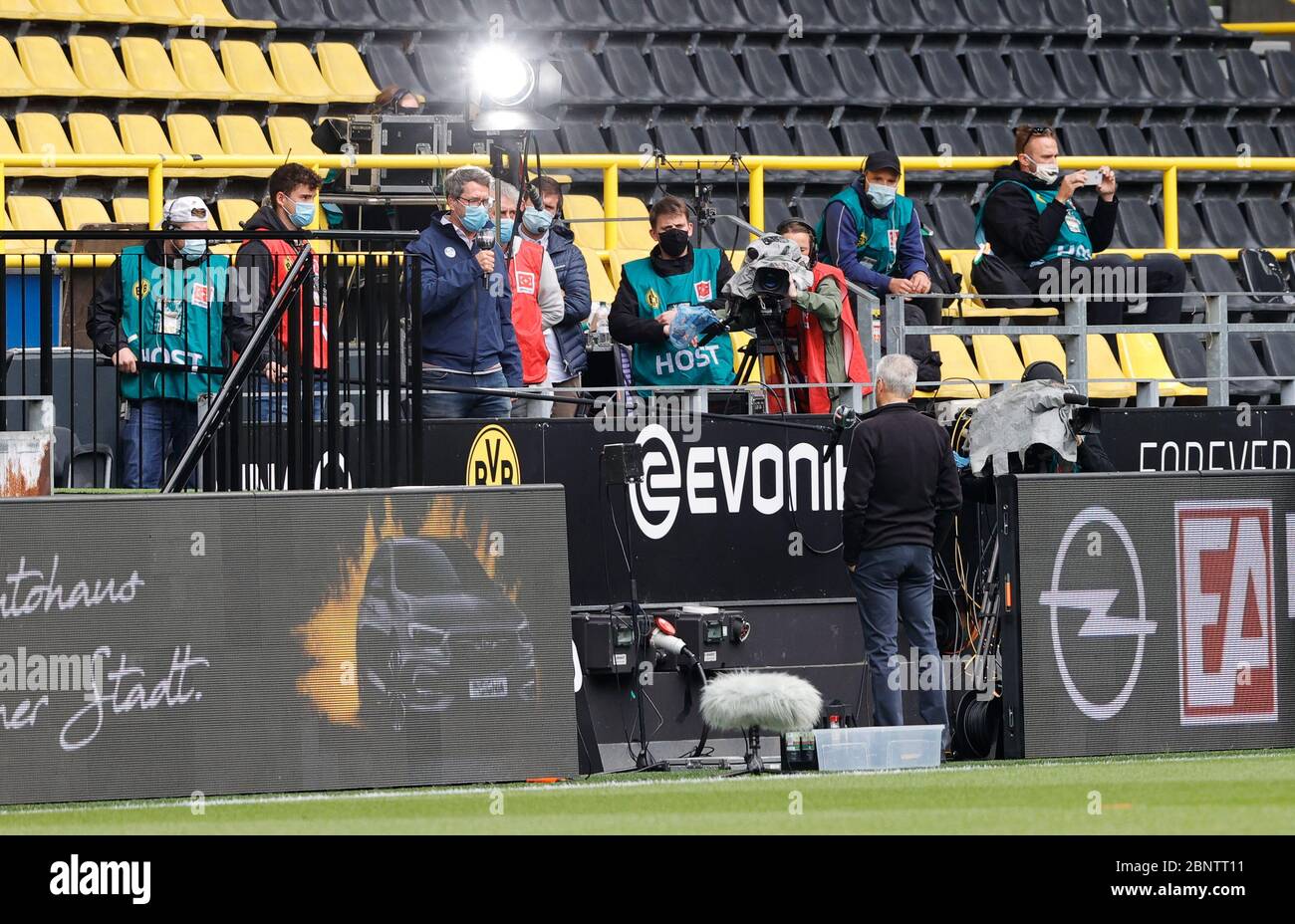 Signal Iduna Arena Dortmund Deutschland, Fußball: Deutsche Bundesliga, Borussia Dortmund (BVB, gelb) gegen Schalke 04 (S04, blau) - BVB-Trainer Lucien Favre wird interviewt. Aufgrund der Corona Pandemie werden alle Fußballligaspiele ohne Zuschauer in leeren Stadien gespielt Foto: Ralf Ibing/firosportphoto/POOL nur für redaktionelle Verwendung! Die DFL-Bestimmungen verbieten die Verwendung von Fotos als Bildsequenzen und/oder quasi-Video. Stockfoto