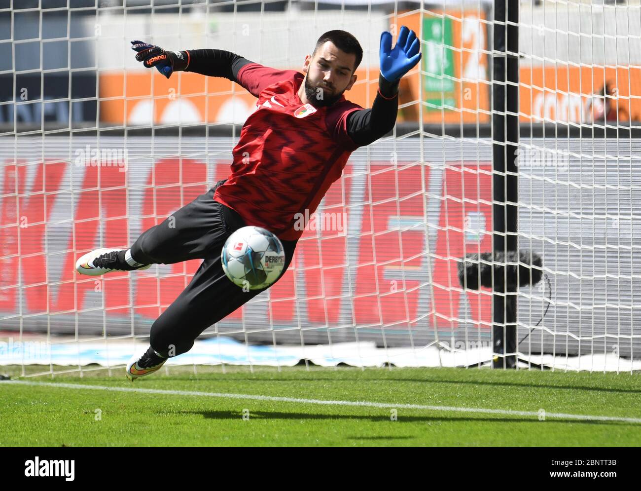 16. Mai 2020, Bayern, Augsburg: Fußball: Bundesliga, FC Augsburg - VfL Wolfsburg, 26. Spieltag in der WWK-Arena in Augsburg. Augsburger Torhüter Tomas Koubek im Aufwärmen. WICHTIGER HINWEIS: Gemäß den Bestimmungen der DFL Deutsche Fußball Liga und des DFB Deutscher Fußball-Bund ist es untersagt, im Stadion und/oder aus dem Spiel aufgenommene Fotos in Form von Sequenzbildern und/oder videoähnlichen Fotoserien zu verwenden oder verwendet zu haben. Foto: Tobias Hase/dpa - Pool/dpa Stockfoto