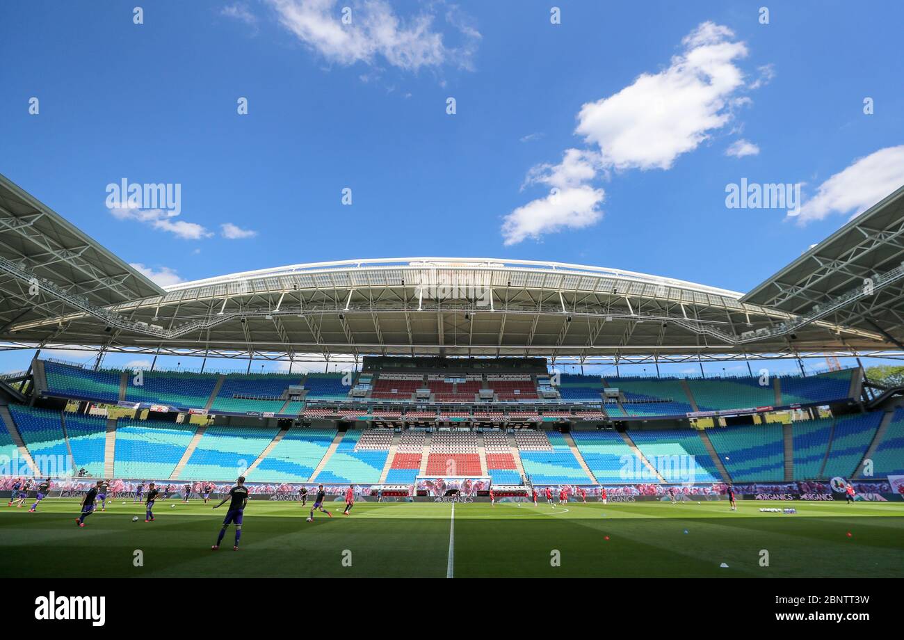 16. Mai 2020, Sachsen, Leipzig: Fußball: Bundesliga, 26. Spieltag, RB Leipzig - SC Freiburg in der Red Bull Arena Leipzig. Freiburger Spieler wärmen sich im leeren Stadion auf. Foto: Jan Woitas/dpa-Zentralbild/dpa - WICHTIGER HINWEIS: Gemäß den Bestimmungen der DFL Deutsche Fußball Liga und des DFB Deutscher Fußball-Bund ist es verboten, im Stadion und/oder aus dem Spiel fotografierte Bilder in Form von Sequenzbildern und/oder videoähnlichen Fotoserien zu nutzen oder ausgenutzt zu haben. Stockfoto