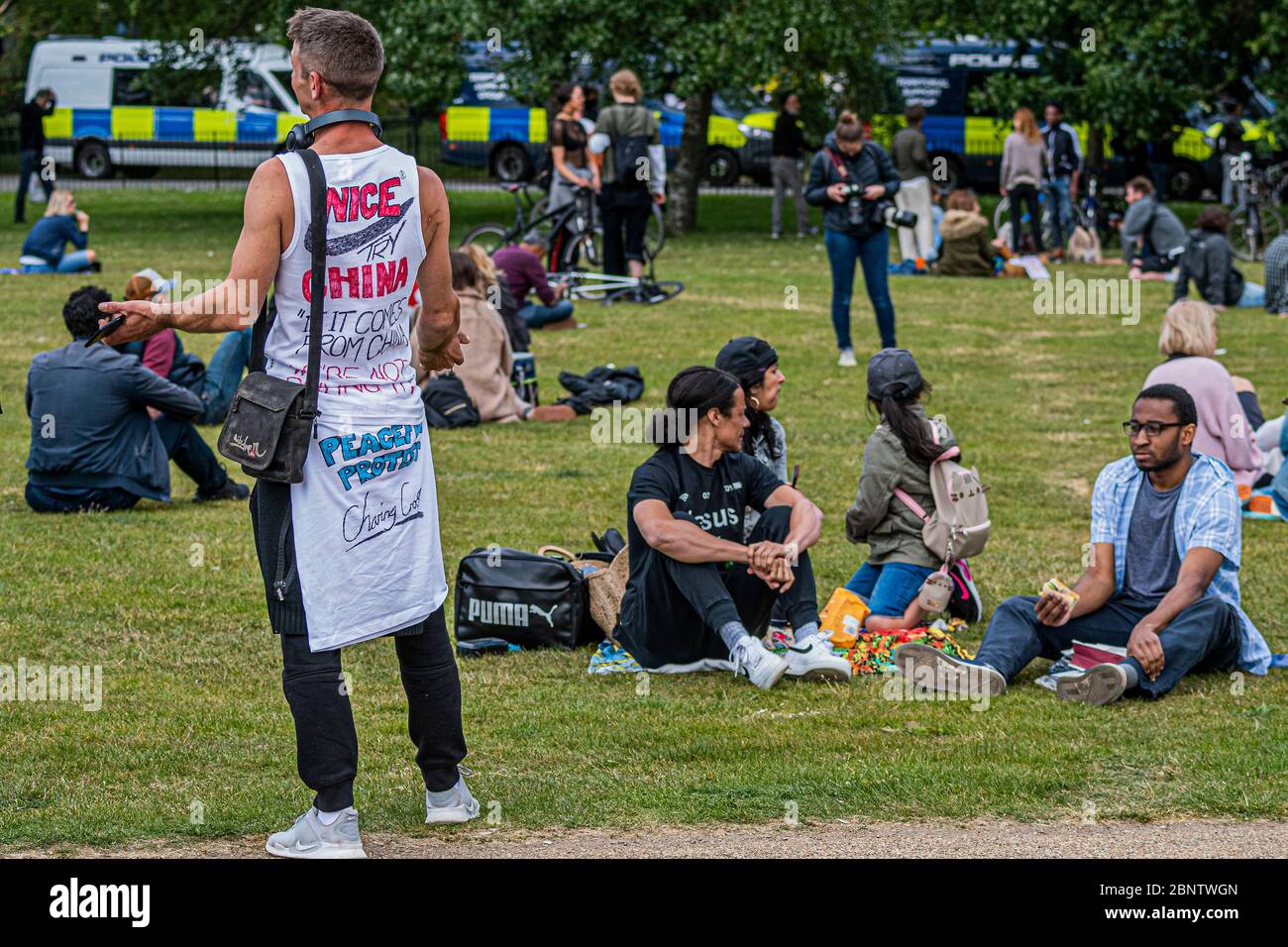 London, Großbritannien. Mai 2020. Schuld an China und Zeit für ein Picknick - EINE sogenannte "Massenversammlung" findet im Hyde Park statt, als eine kleine Gruppe von Protestierenden Nein zum "Coronavirus-Gesetz" und Nein zur "rechtswidrigen Sperrung" sagen, da sie während der Coronavirus-Pandemie um ihre Freiheit fürchten. Der Protest war von Polizei und Journalisten überzählt und zog Menschen gegen Impfungen, 5G, Bill Gates, Pädophile, Tracking und viele andere Dinge an. Die "Lockdown" geht weiter für den Ausbruch des Coronavirus (Covid 19) in London. Kredit: Guy Bell/Alamy Live News Stockfoto