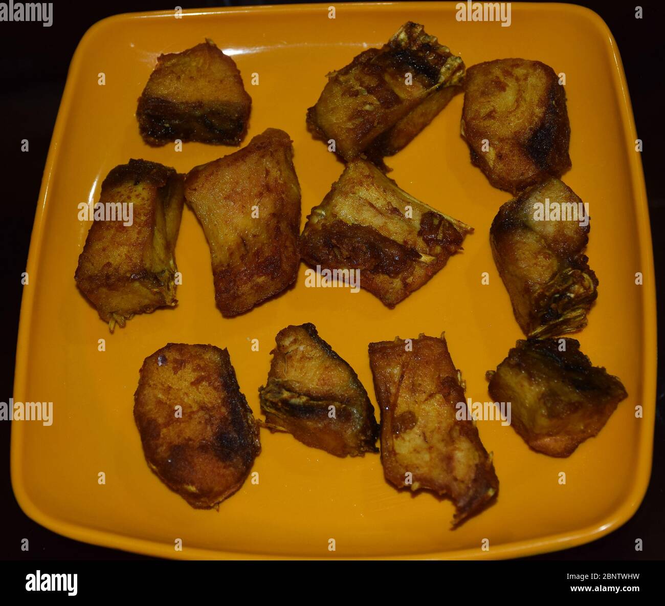 Rohu Fish Fry im bengalischen Stil auch Rui Maach Bhaja genannt Stockfoto