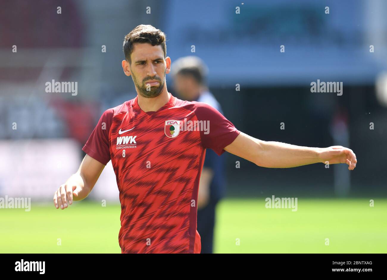 Augsburg, Deutschland. Mai 2020. Fußball: Bundesliga, FC Augsburg - VfL Wolfsburg, 26. Spieltag in der WWK-Arena in Augsburg. Augsburgs Rani Khedira beim Aufwärmen. WICHTIGER HINWEIS: Gemäß den Bestimmungen der DFL Deutsche Fußball Liga und des DFB Deutscher Fußball-Bund ist es untersagt, im Stadion und/oder aus dem Spiel aufgenommene Fotos in Form von Sequenzbildern und/oder videoähnlichen Fotoserien zu verwenden oder verwendet zu haben. Kredit: Tobias Hase/dpa - Pool/dpa/Alamy Live News Stockfoto