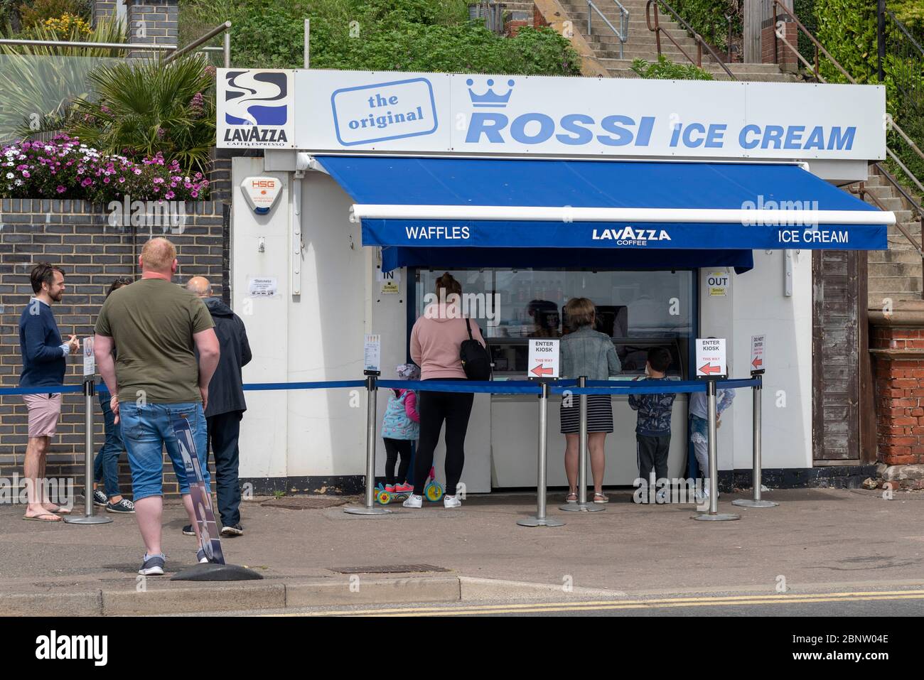 Southend on Sea, Essex, Großbritannien. Mai 2020. Mit der Verringerung der Grenzwerte der britischen Sperrung für die COVID-19 Coronavirus-Pandemie sind viele Menschen in die beliebte Küstenstadt gegangen. Einige Restaurants sind geöffnet. Rossi Eiscafé Stockfoto