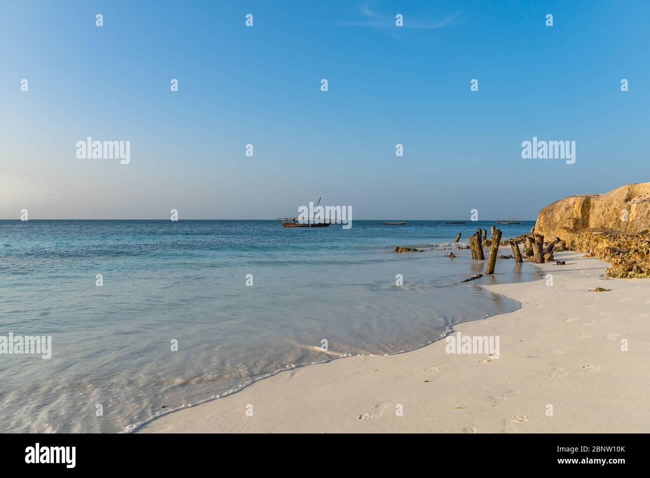 Sansibar, Tansania - 8. Februar. 2020: Sonnenuntergang am Strand von Nungwi mit Menschen, die herumlaufen, Platz für Text kopieren Stockfoto