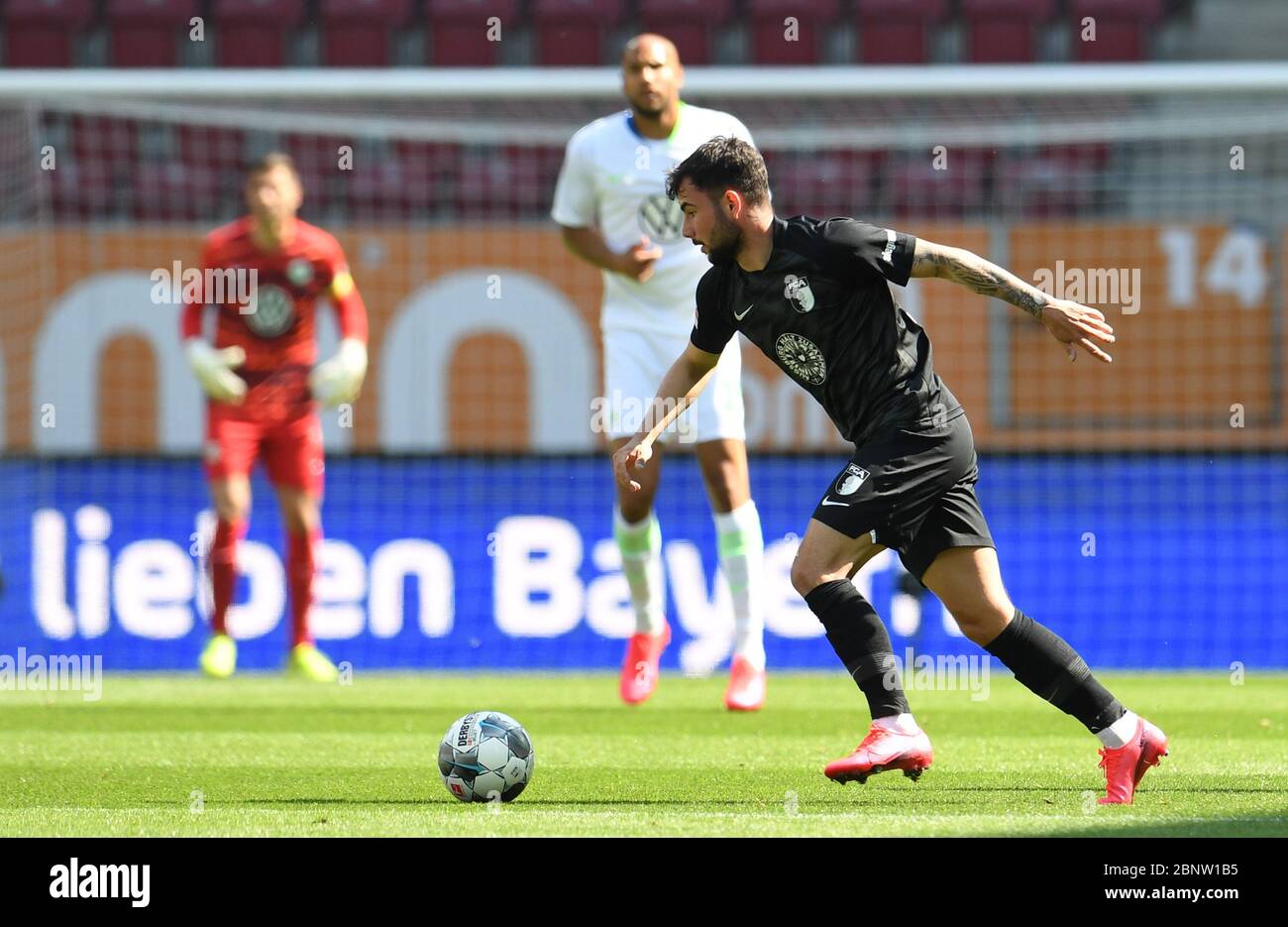 Augsburg, Deutschland. Mai 2020. Fußball: Bundesliga, FC Augsburg - VfL Wolfsburg, 26. Spieltag in der WWK-Arena in Augsburg. Augsburgs Marco Richter am Ball. WICHTIGER HINWEIS: Gemäß den Bestimmungen der DFL Deutsche Fußball Liga und des DFB Deutscher Fußball-Bund ist es untersagt, im Stadion und/oder aus dem Spiel aufgenommene Fotos in Form von Sequenzbildern und/oder videoähnlichen Fotoserien zu verwenden oder verwendet zu haben. Kredit: Tobias Hase/dpa - Pool/dpa/Alamy Live News Stockfoto