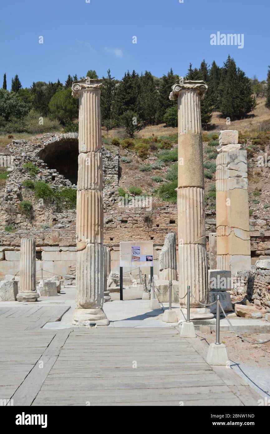 Die Ruinen der antiken Stadt Ephesus in der Türkei. Säulen der römischen Basilika. Stockfoto