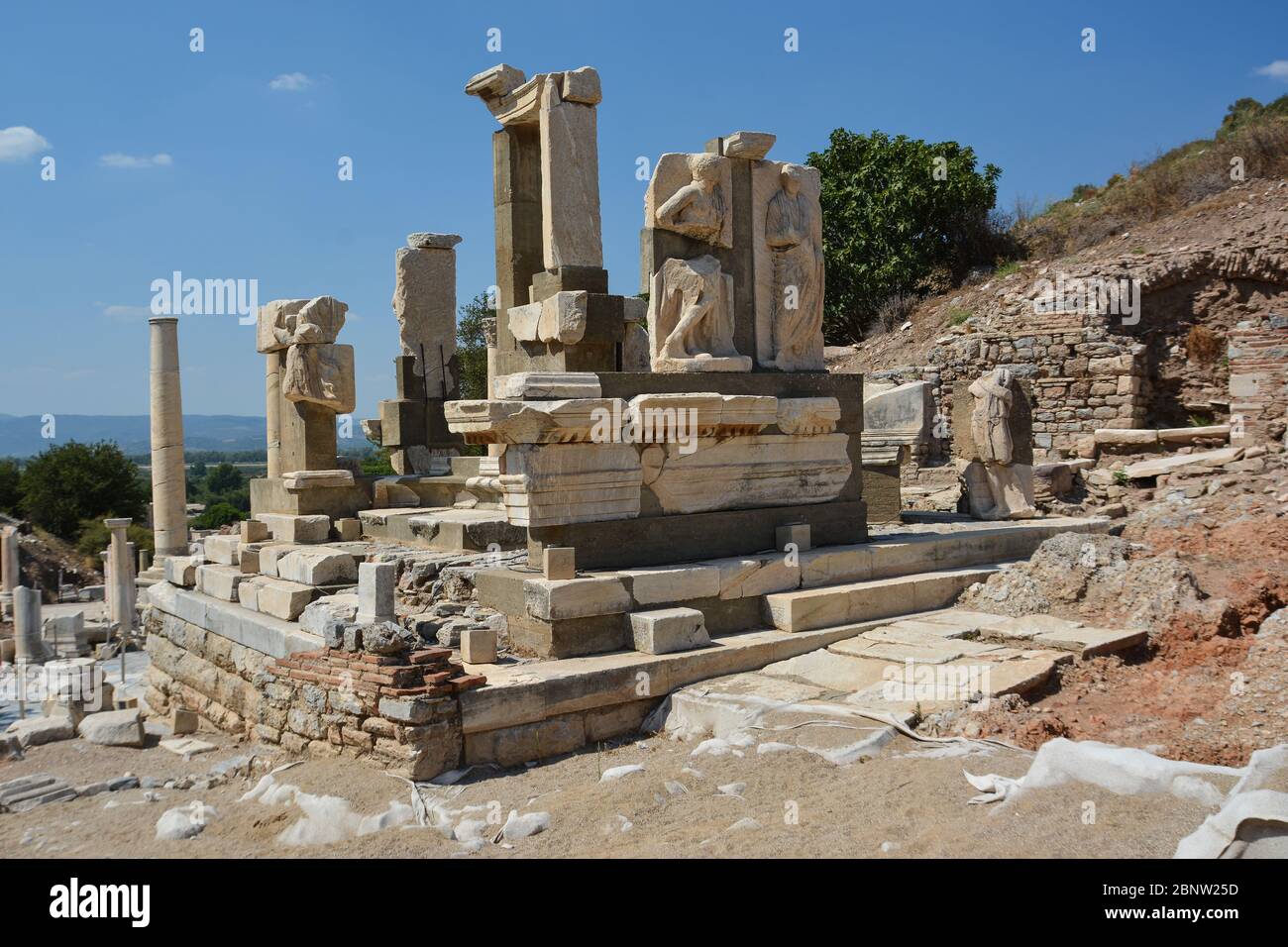 Die Ruinen der antiken Stadt Ephesus in der Türkei. Memmius Monument. Stockfoto