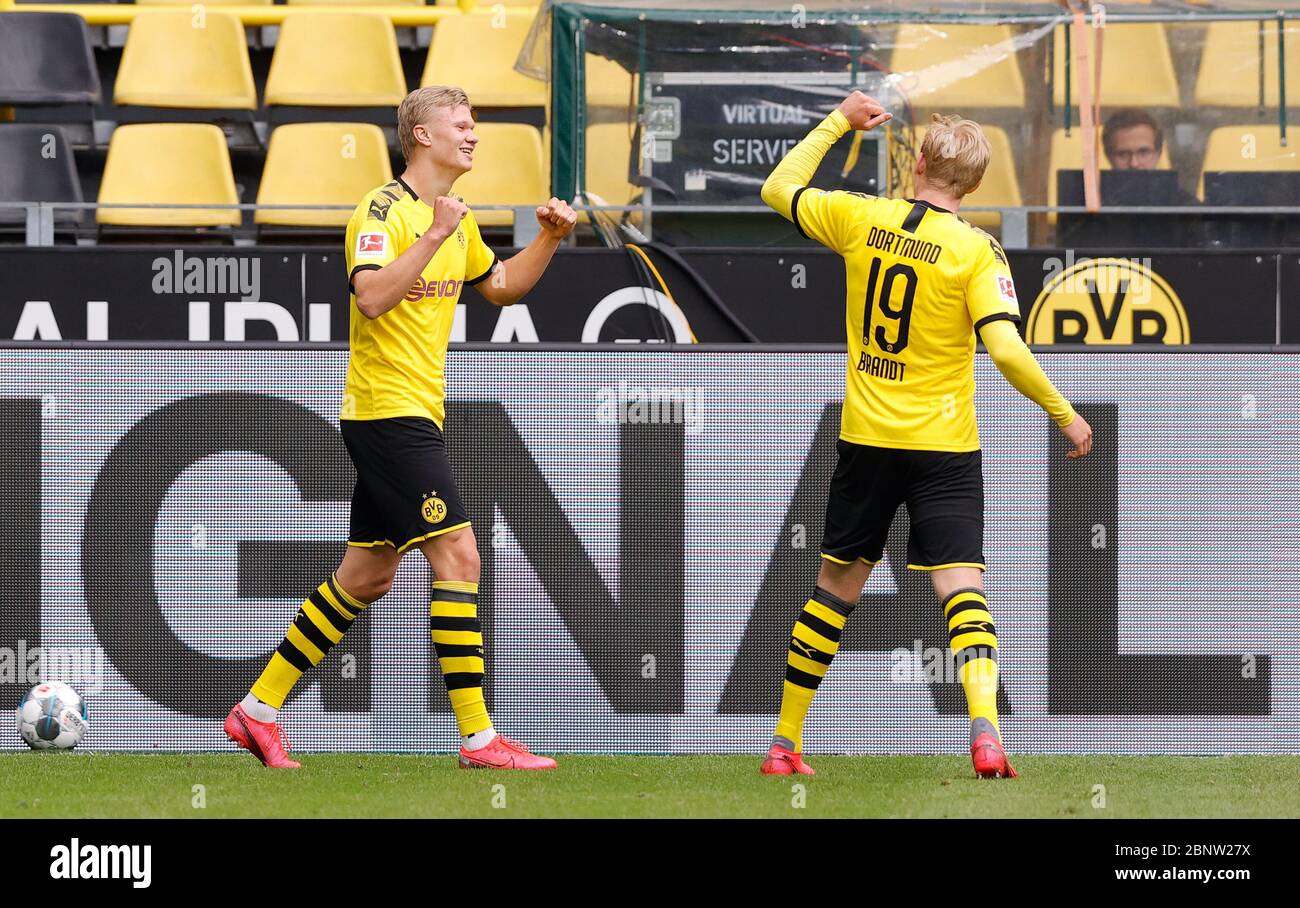 Signal Iduna Arena Dortmund Deutschland, Fußball: Deutsche Bundesliga, Borussia Dortmund (BVB, gelb) gegen Schalke 04 (S04, blau) - zum 1:0-Tor von links: Erling Haaland (BVB), Julian Brandt (BVB). Aufgrund der Corona Pandemie werden alle Fußballligaspiele ohne Zuschauer in leeren Stadien gespielt Foto: Ralf Ibing/firosportphoto/POOL nur für redaktionelle Verwendung! Die DFL-Bestimmungen verbieten die Verwendung von Fotos als Bildsequenzen und/oder quasi-Video. Stockfoto