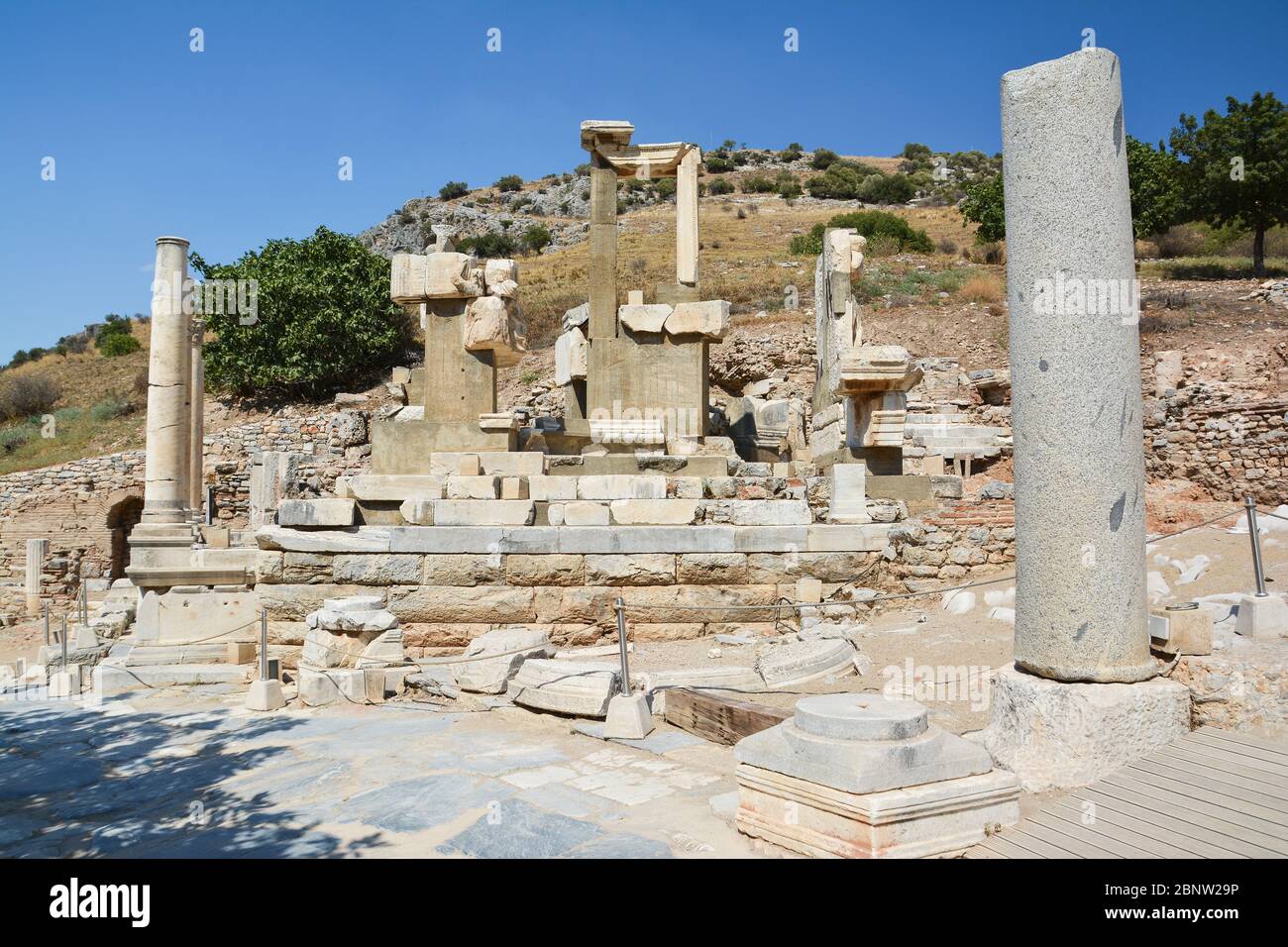 Die Ruinen der antiken Stadt Ephesus in der Türkei. Temenos. Stockfoto