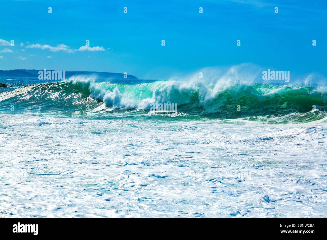 Große blaue Meereswellen mit weißem Schaum Stockfoto
