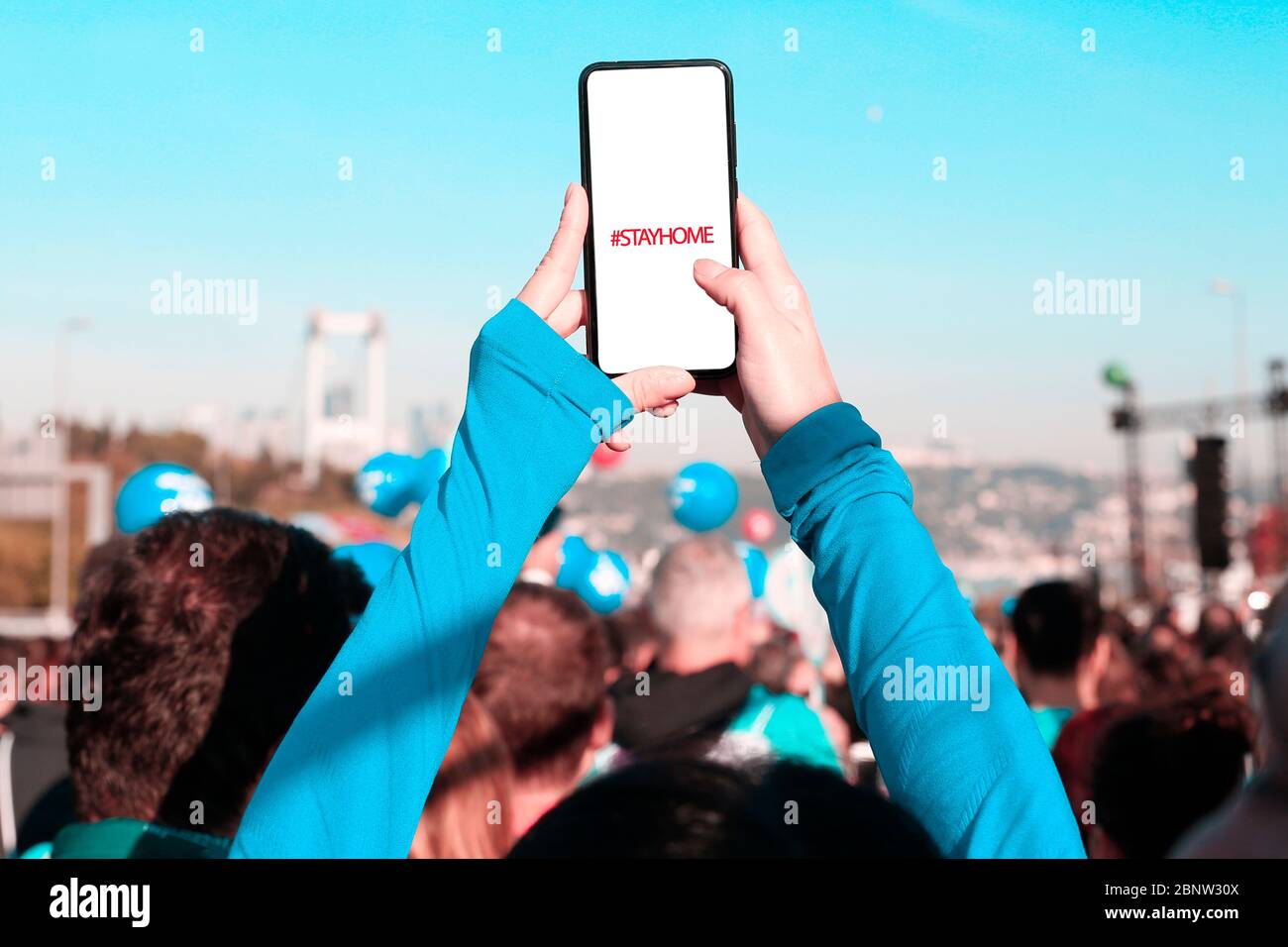 Mockup-Bild der Hände der Frau mit schwarzem Handy Stockfoto