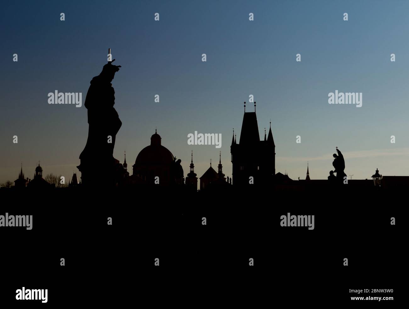 Sonnenuntergang über Prag, Charles Karlov Brücke ist berühmte Attraktion, Weltkulturerbe. Historische Stadt der Hauptstadt der Tschechischen Republik, kulturelles Zentrum Europas. Gotik, Renaissance und Barock. Stockfoto