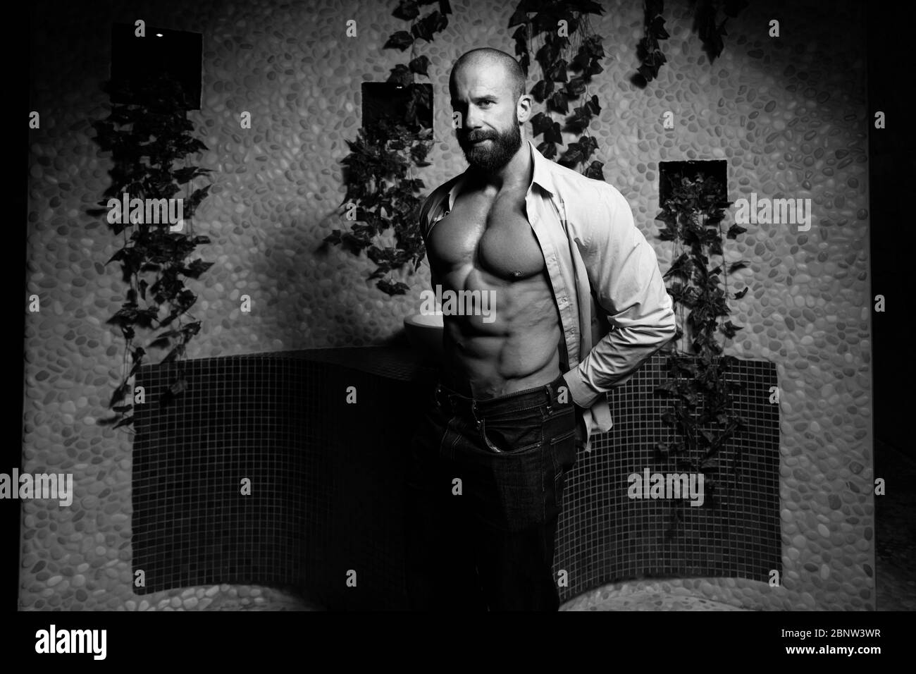 Glücklich, gut aussehende und attraktive junge Mann mit muskulösen Körper Entspannung in Sauna mit Weisser bio Himalaya Steinsalz Spa Stockfoto