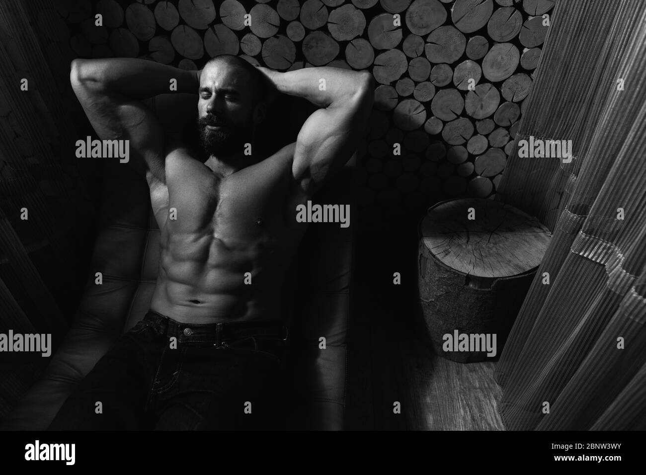 Glücklich, gut aussehende und attraktive junge Mann mit muskulösen Körper Entspannung In heißen Sauna Stockfoto