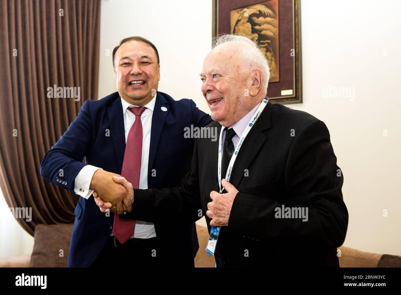 Ospanbek Alseitow, Pavlodar Oil Refiery (PNKhZ)Geschäftsführer in Kasachstan begrüßt Raffinerie-Veteran zum 40. Jahrestag, 31. August 2018. Stockfoto