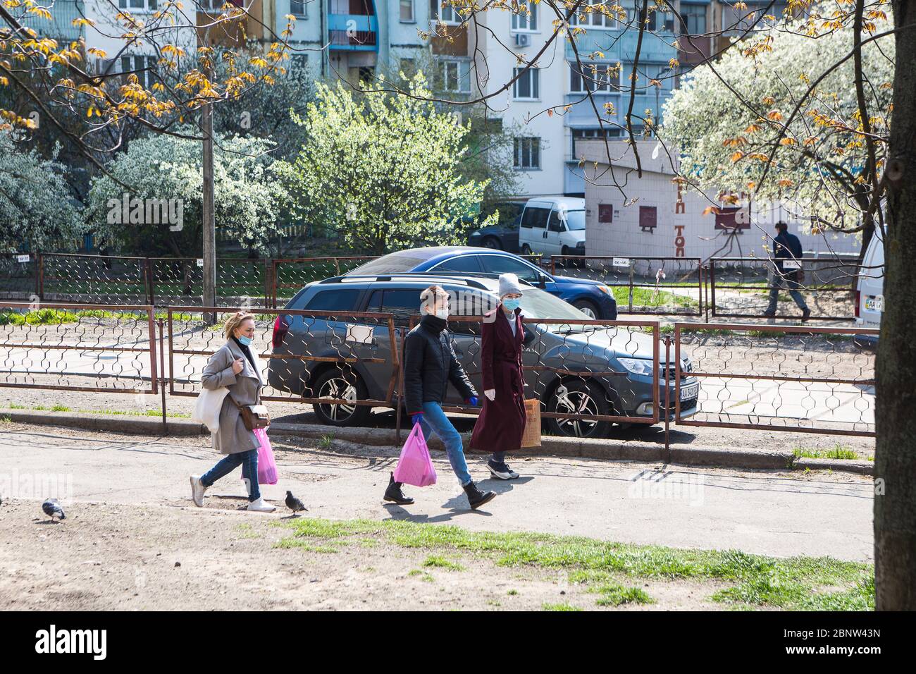 Kiewer Straßenleben während der orthodoxen Ostern 19 Apr 2020 und 1. covid-19 Quarantänezeit, die zunächst fast alle Gläubigen Angst vor dem Besuch der Kirche. Stockfoto