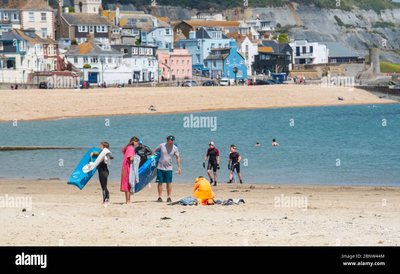 Lyme Regis, Dorset, Großbritannien. Mai 2020. UK Wetter: Die Menschen genießen am ersten Samstag nach der Lockerung der Coronavirus-Beschränkungen des Govenment warmen Sonnenschein. Kredit: Celia McMahon/Alamy Live News Stockfoto