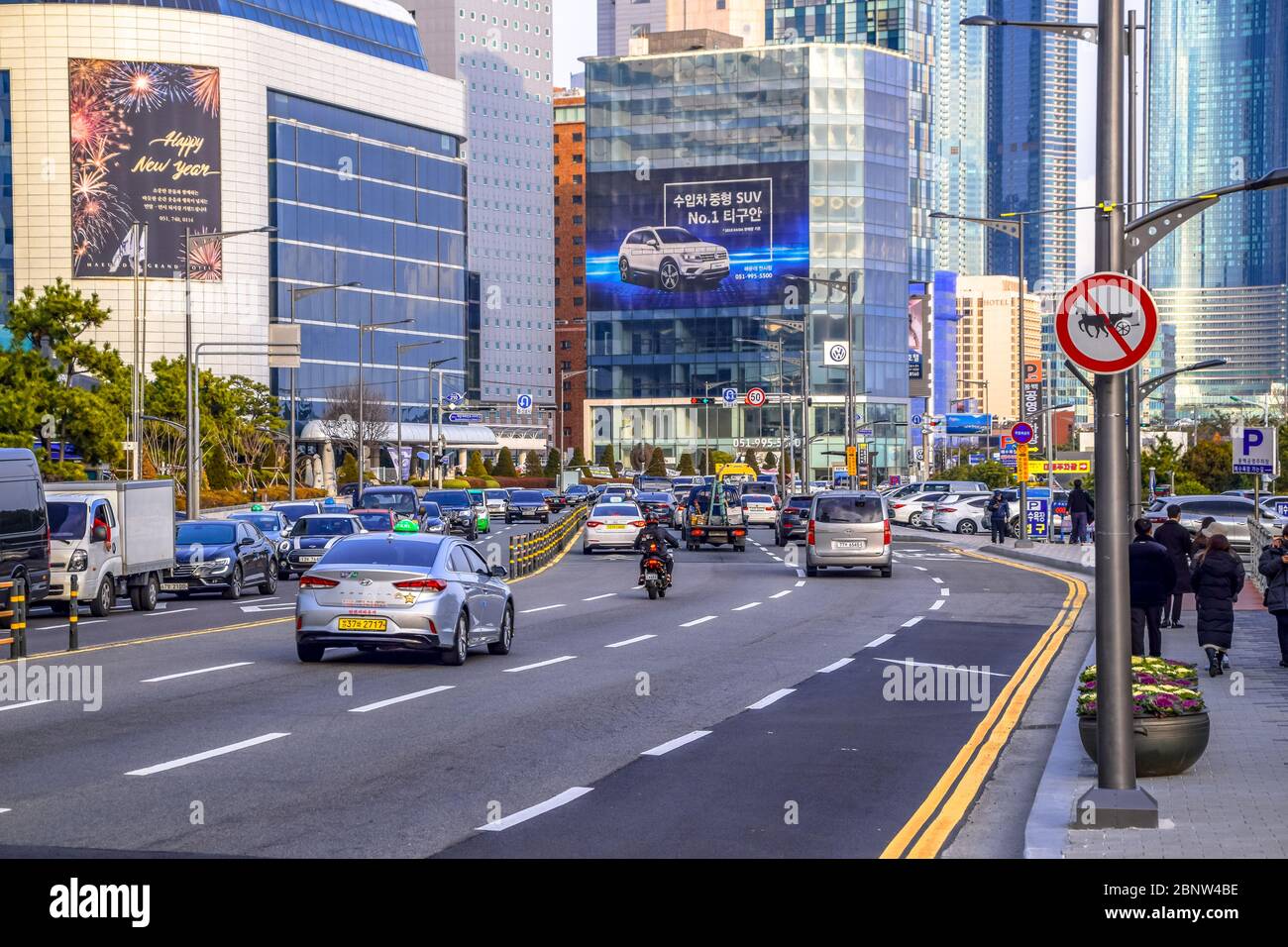 Busan, Südkorea 1/17/2020 Straße in der Nähe von Haeundae Beach mit Verkehr und Busan Stadtbild Stockfoto