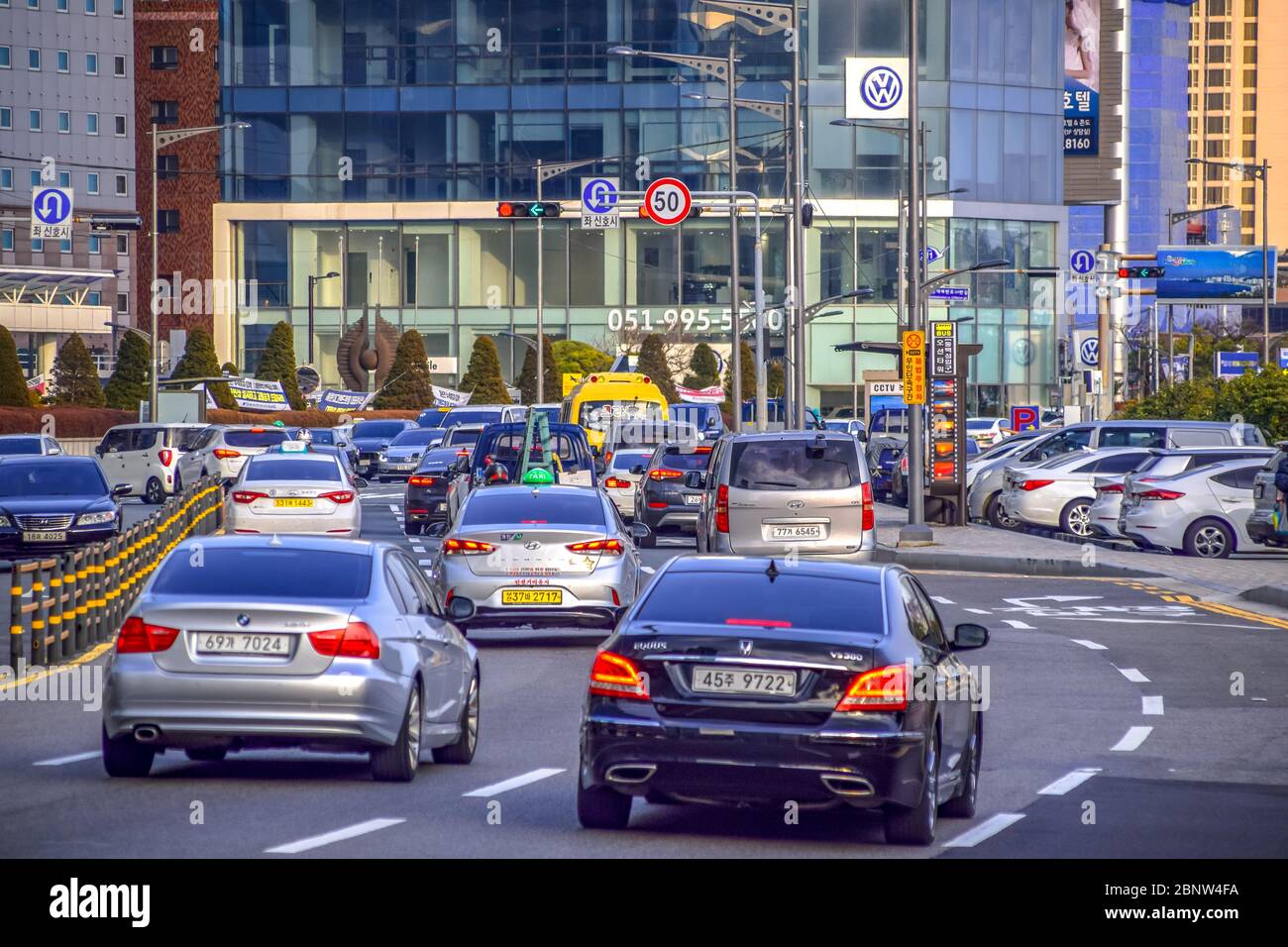 Busan, Südkorea 1/17/2020 Straße in der Nähe von Haeundae Beach mit Verkehr und Busan Stadtbild Stockfoto