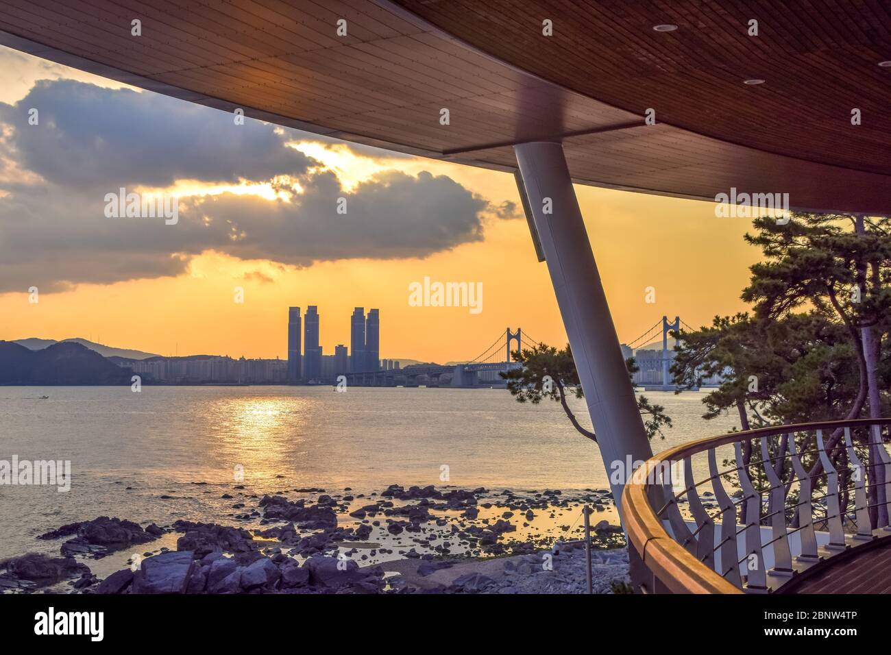 Gwangan Bridge und Haeundae bei Sonnenuntergang, Busan City, Südkorea. Stockfoto