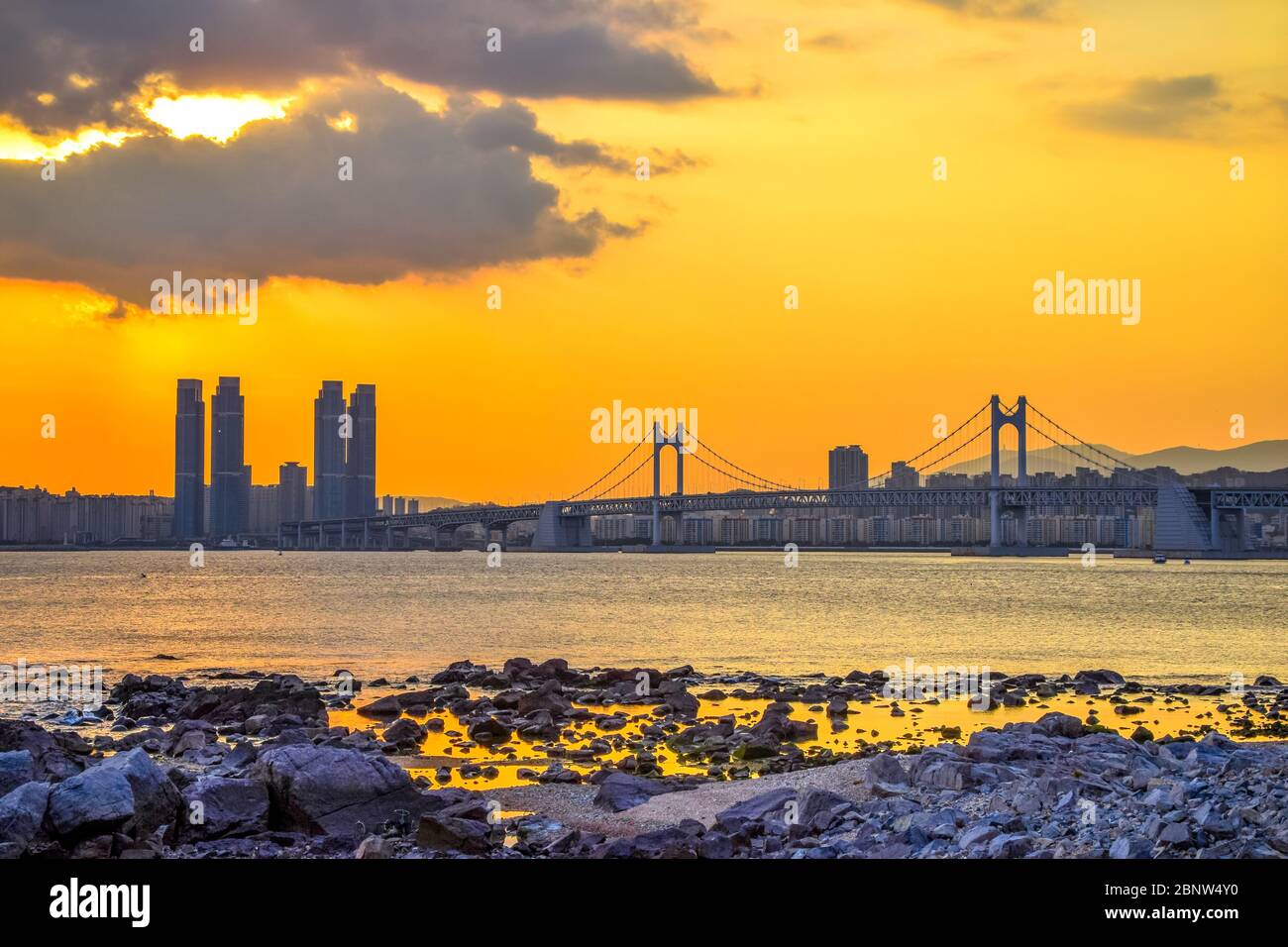 Gwangan Bridge und Haeundae bei Sonnenuntergang, Busan City, Südkorea. Stockfoto