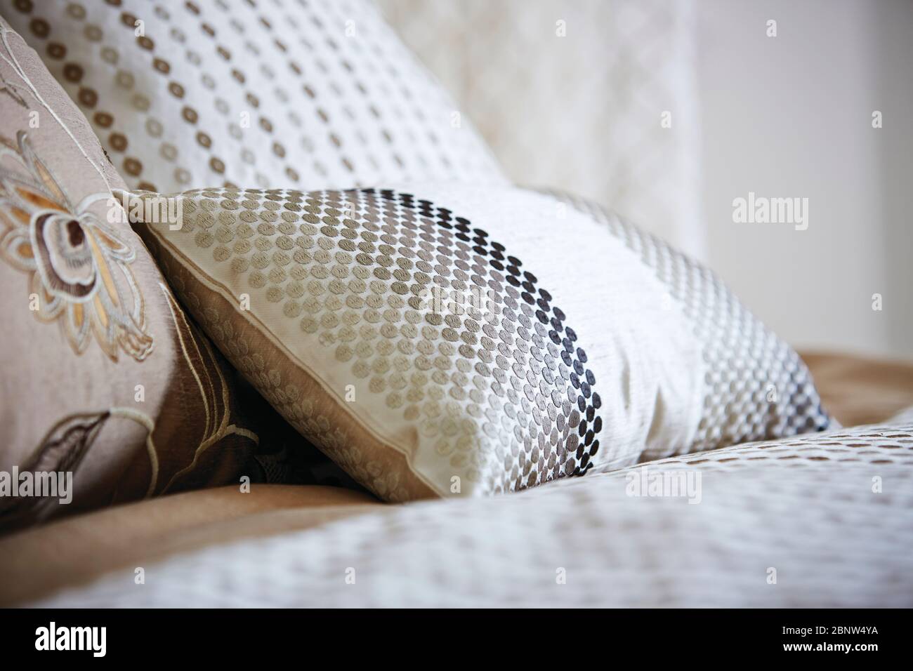 Nahaufnahme der Kissen auf einem komfortablen Bett mit im Schlafzimmer Stockfoto