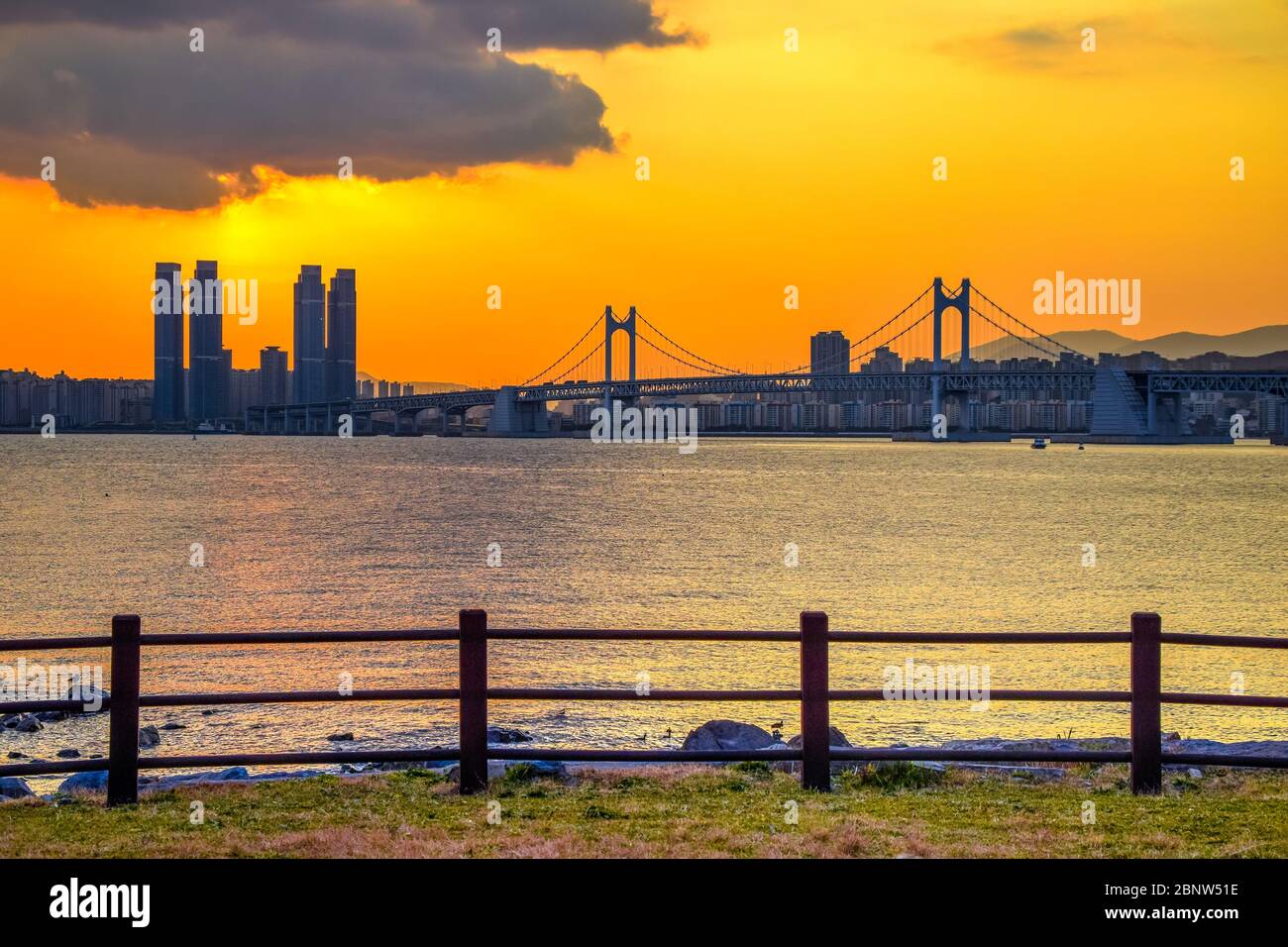 Gwangan Bridge und Haeundae bei Sonnenuntergang, Busan City, Südkorea. Stockfoto