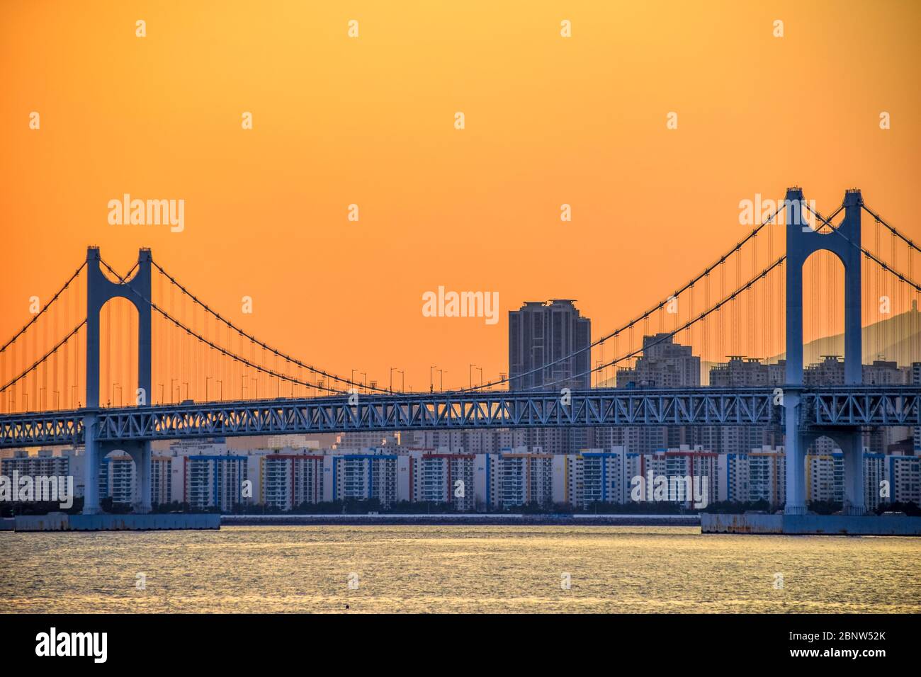 Gwangan Bridge und Haeundae bei Sonnenuntergang, Busan City, Südkorea. Stockfoto