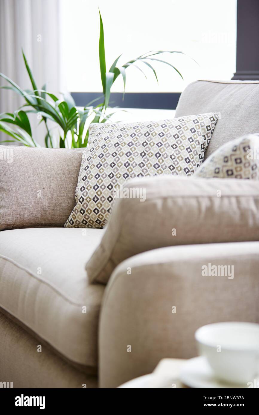 Aufnahme eines Sofas im Wohnzimmer mit Kissen Stockfoto