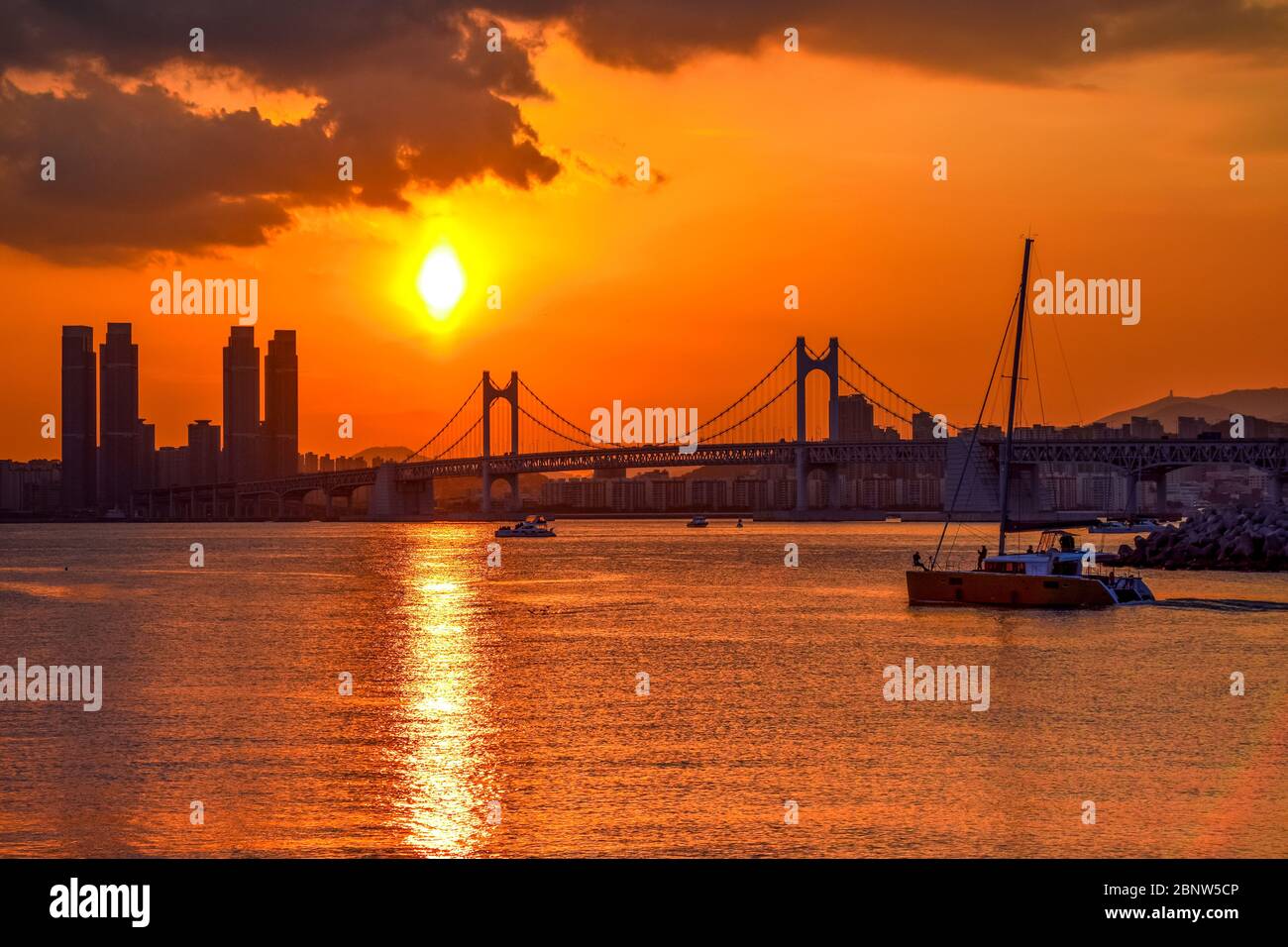 Gwangan Bridge und Haeundae bei Sonnenuntergang, Busan City, Südkorea. Stockfoto