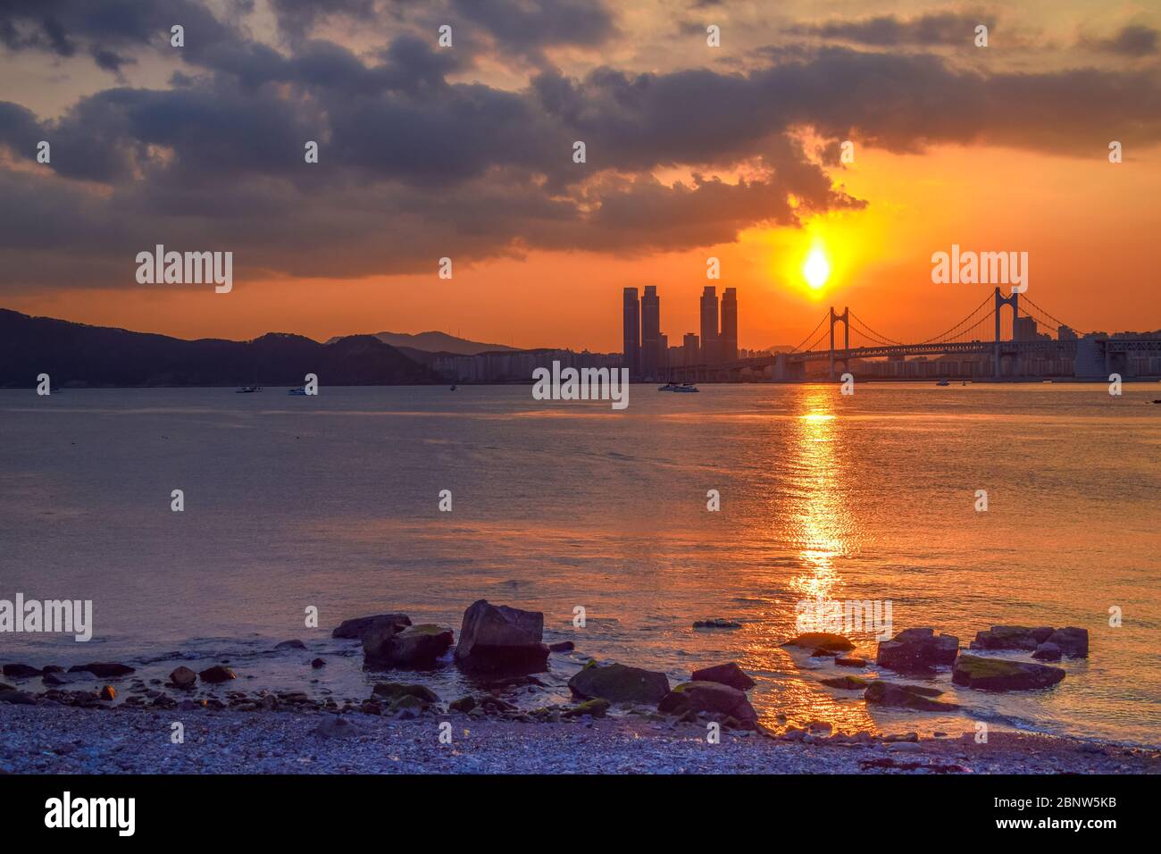 Gwangan Bridge und Haeundae bei Sonnenuntergang, Busan City, Südkorea. Stockfoto