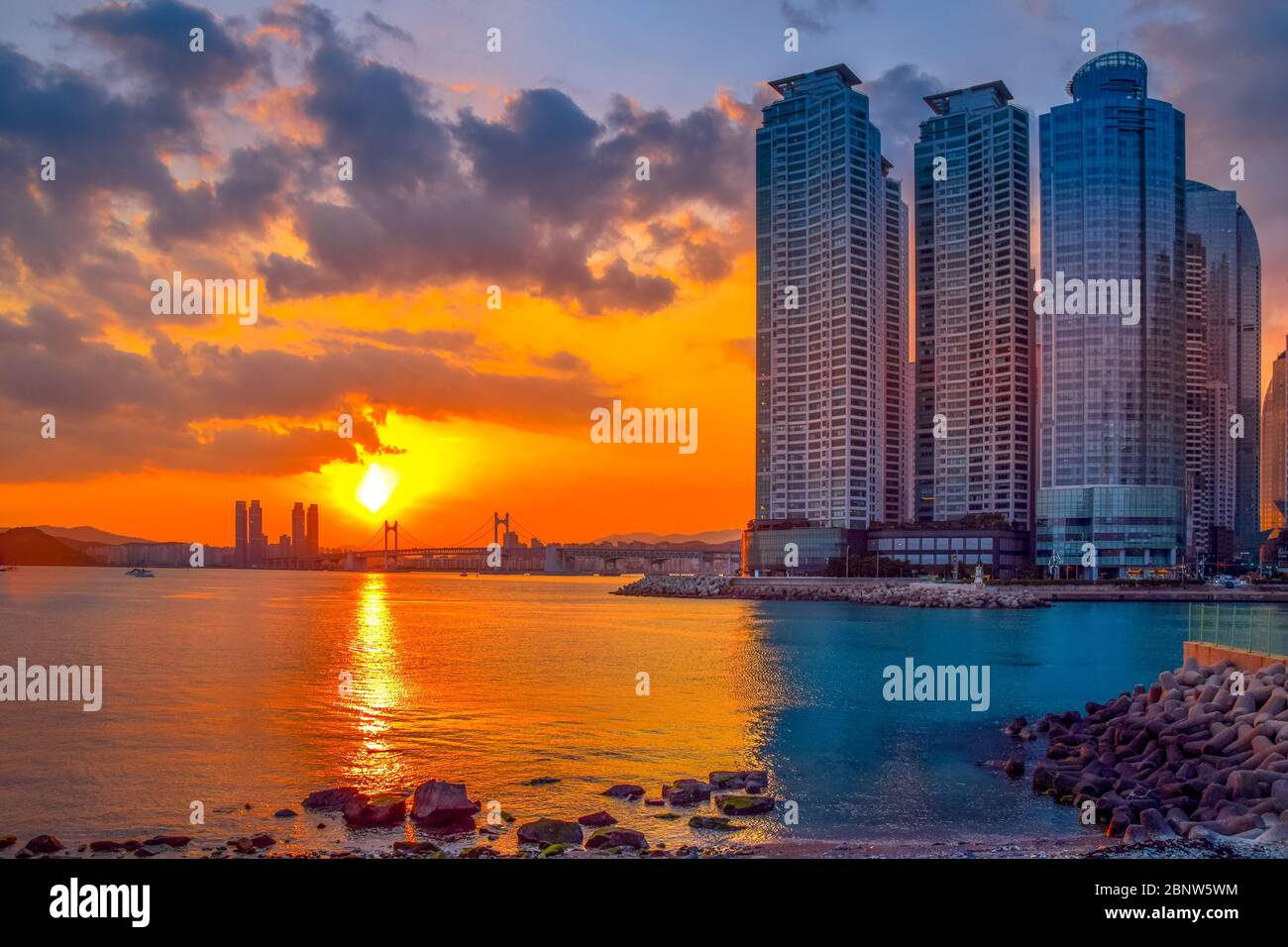 Gwangan Bridge und Haeundae bei Sonnenuntergang, Busan City, Südkorea. Stockfoto