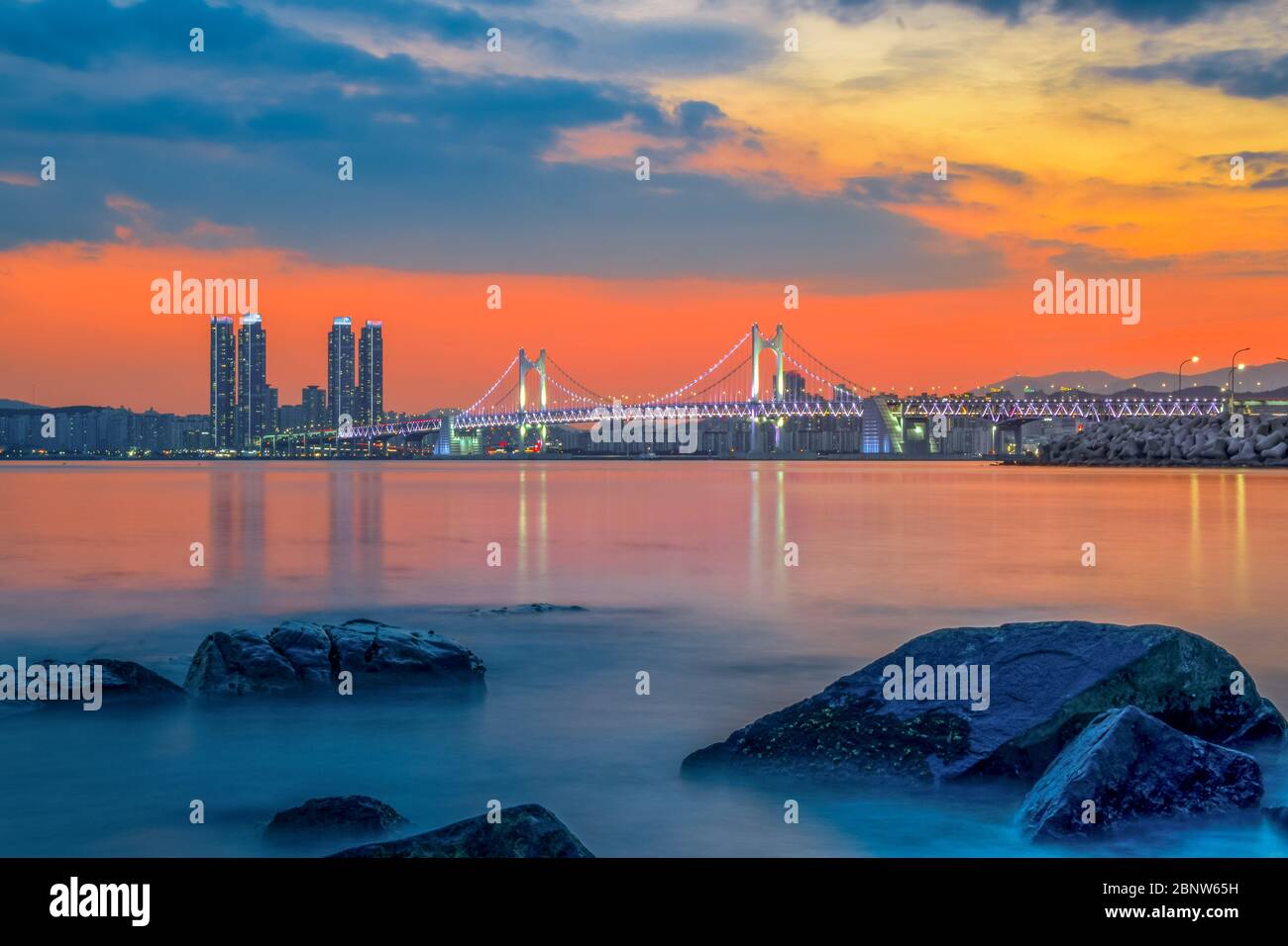 Gwangan Bridge und Haeundae bei Sonnenuntergang, Busan City, Südkorea. Stockfoto