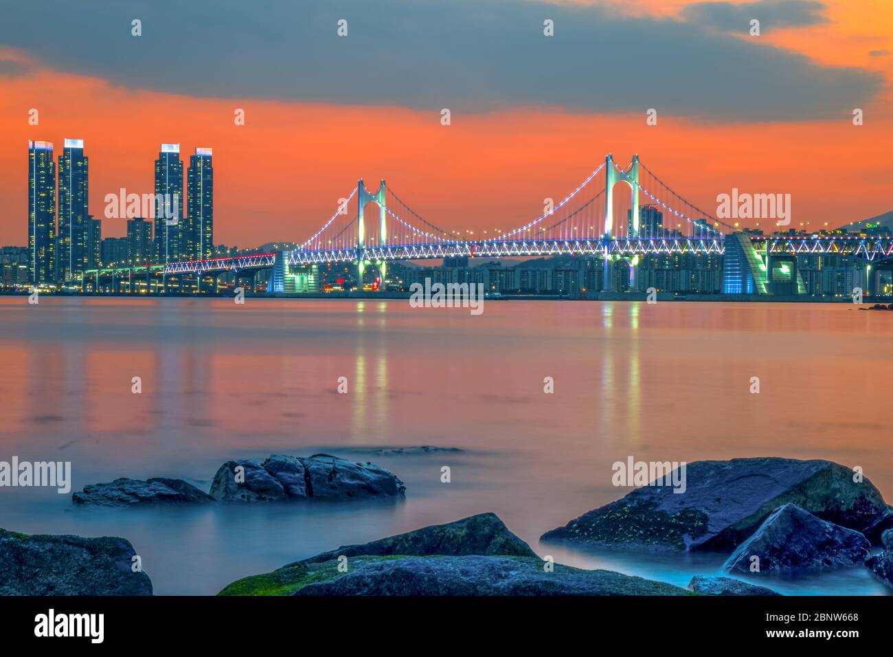 Gwangan Bridge und Haeundae bei Sonnenuntergang, Busan City, Südkorea. Stockfoto