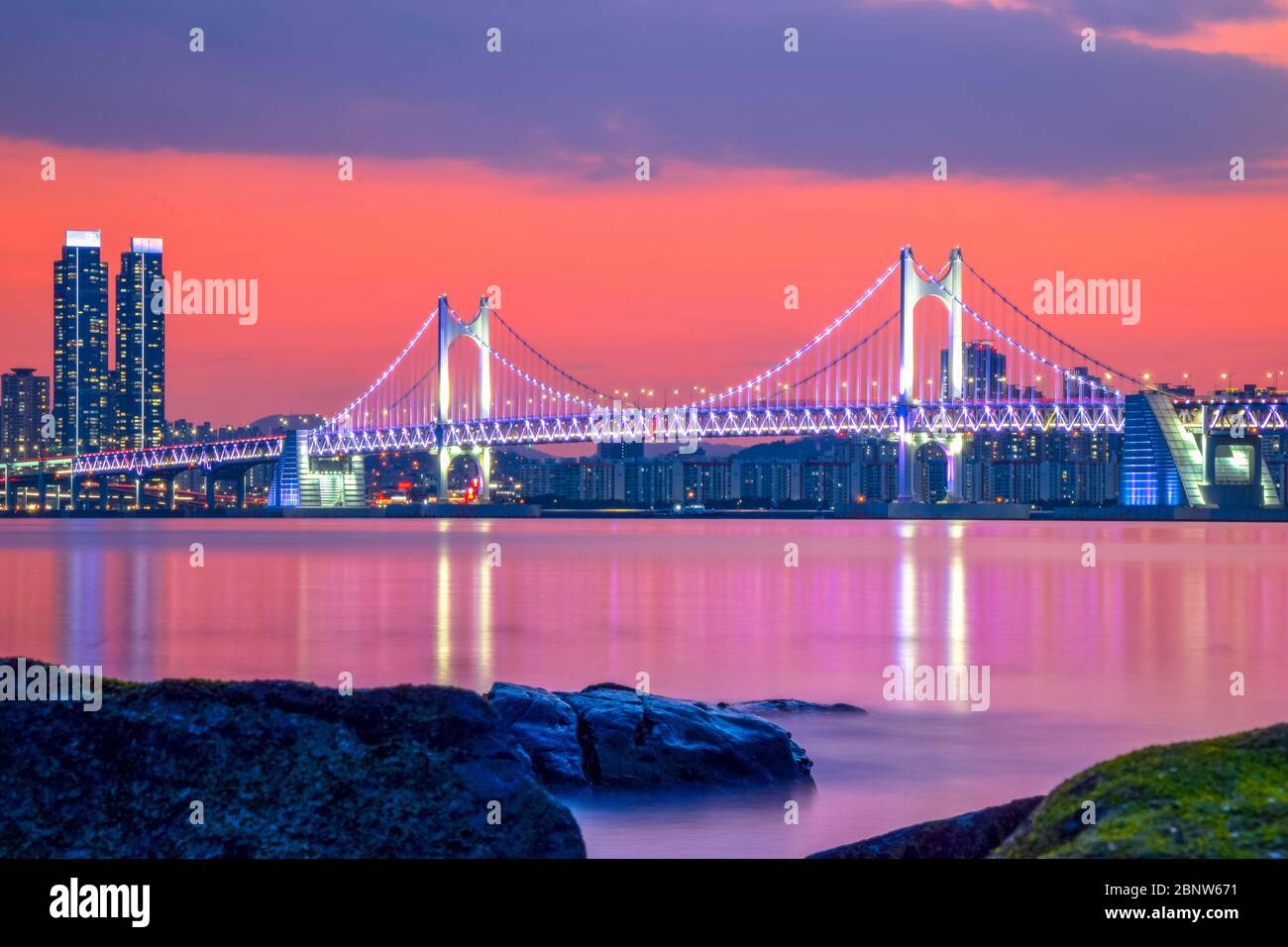 Gwangan Bridge und Haeundae bei Sonnenuntergang, Busan City, Südkorea. Stockfoto