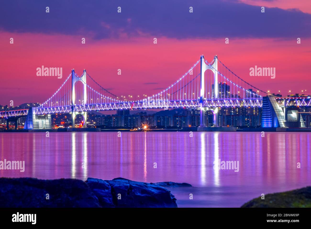 Gwangan Bridge und Haeundae bei Sonnenuntergang, Busan City, Südkorea. Stockfoto