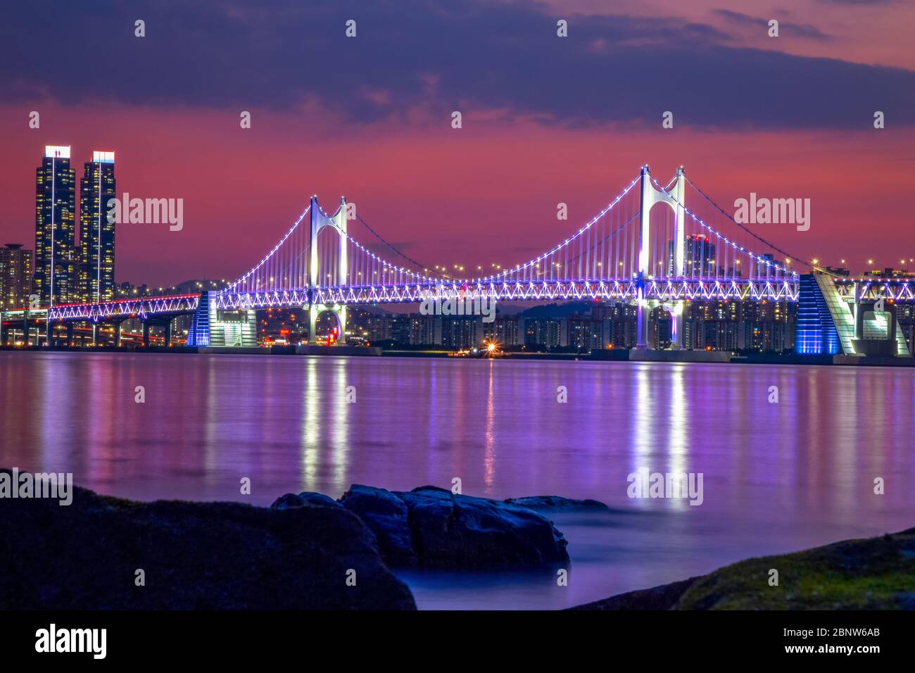 Gwangan Bridge und Haeundae bei Sonnenuntergang, Busan City, Südkorea. Stockfoto