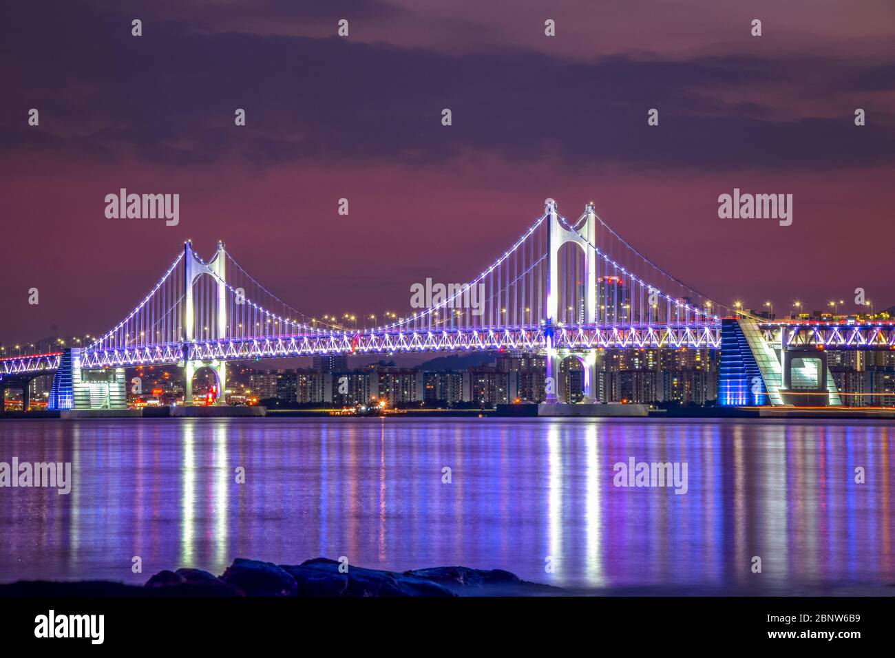 Gwangan Bridge und Haeundae bei Sonnenuntergang, Busan City, Südkorea. Stockfoto