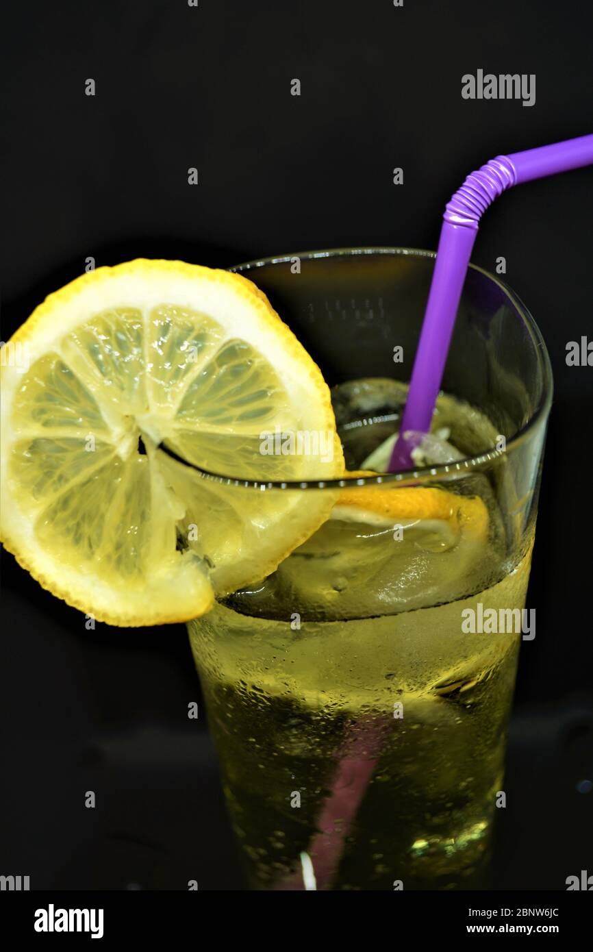italienischer Cedrata-Drink mit Eis und Zitrone Stockfoto