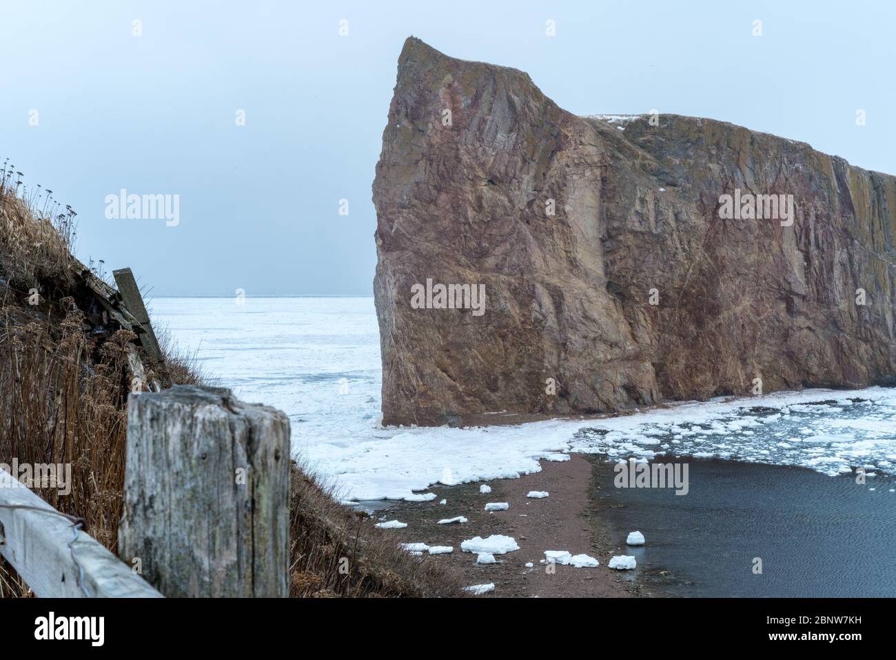 Percé Rock, eine riesige schiere Felsformation im Golf von Saint Lawrence, im Winter. Stockfoto