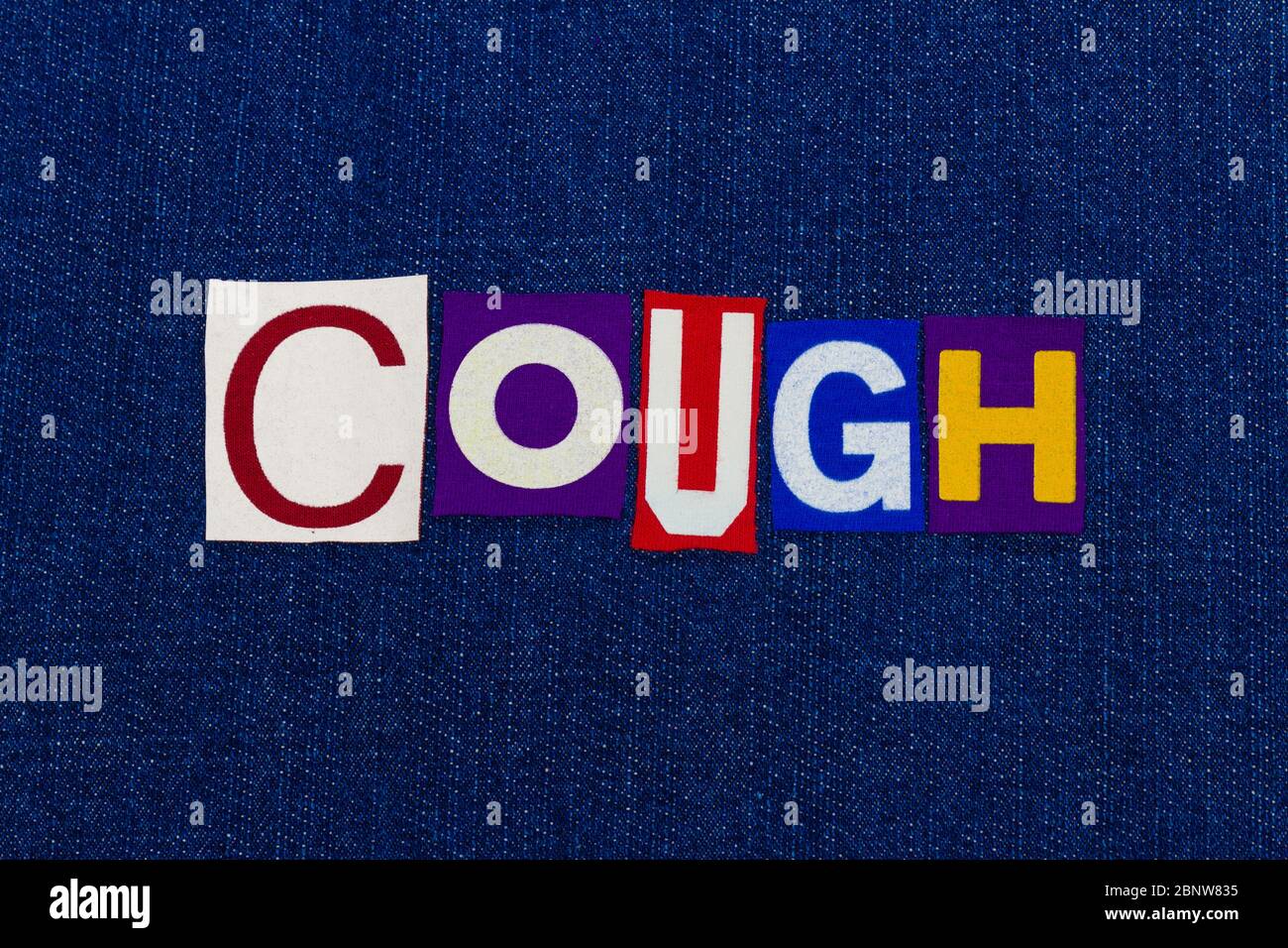 COUST Coronavirus COVID-19 Symptom, Worttextscollage, weltweite Informationen zum Grippevirus, bunte Buchstaben auf blauem Denim, horizontaler Aspekt Stockfoto