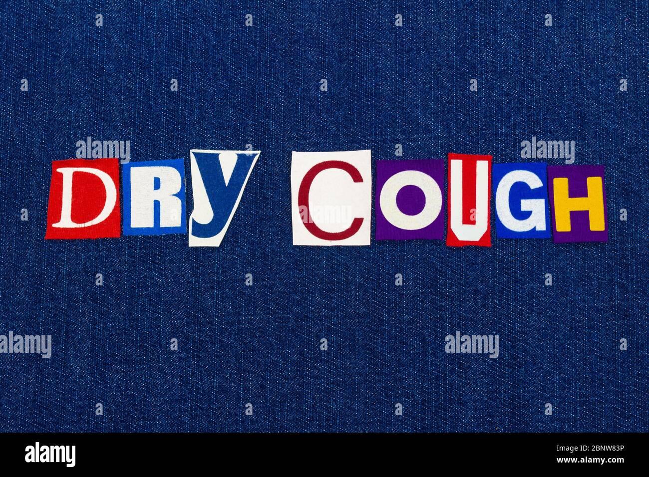 TROCKENER HUSTEN Coronavirus COVID-19 Symptom, Textwortscollage, weltweite Informationen zum Grippevirus, farbige Buchstaben auf blauem Denim, horizontaler Aspekt Stockfoto